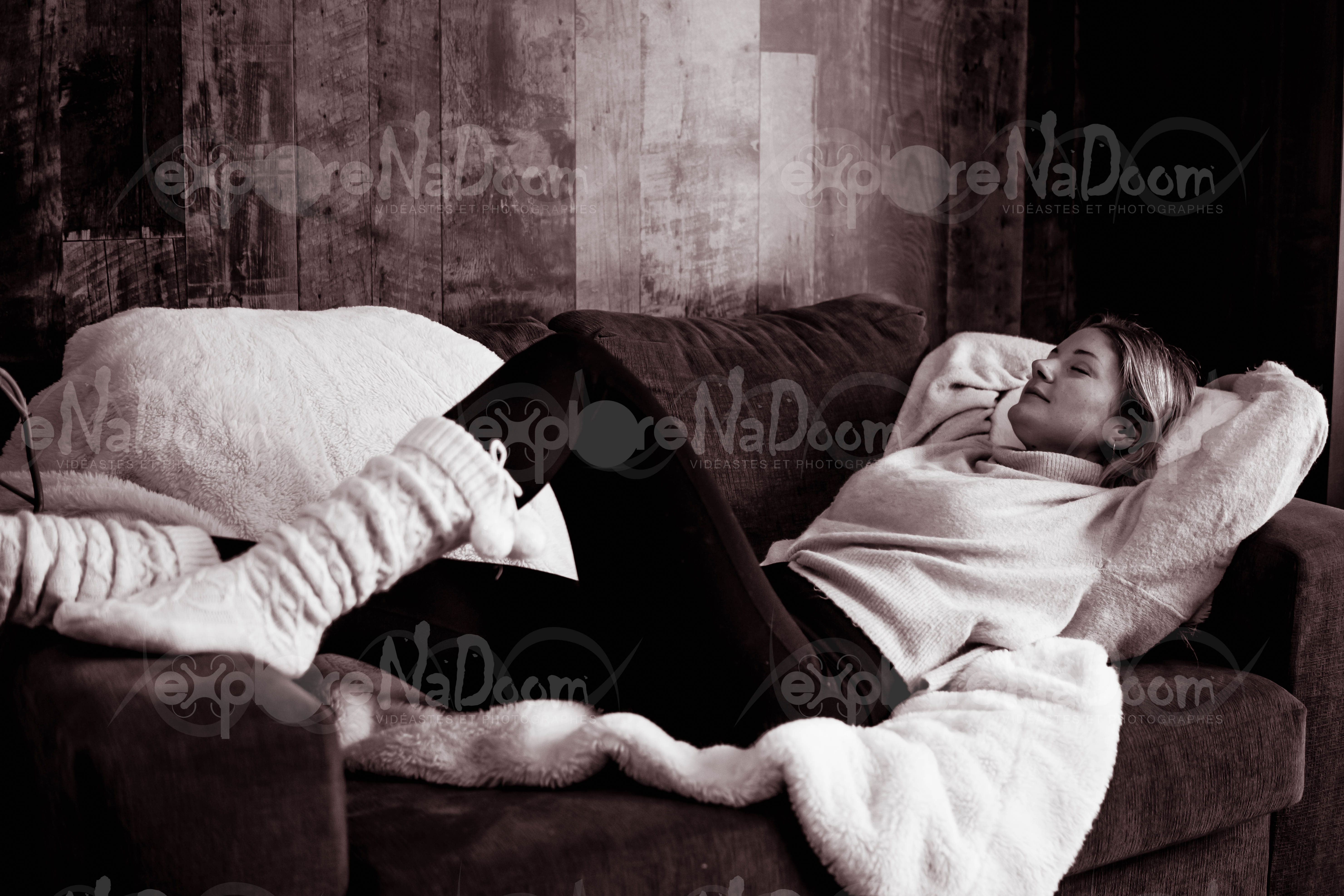 Femme couché dans un divan – 18