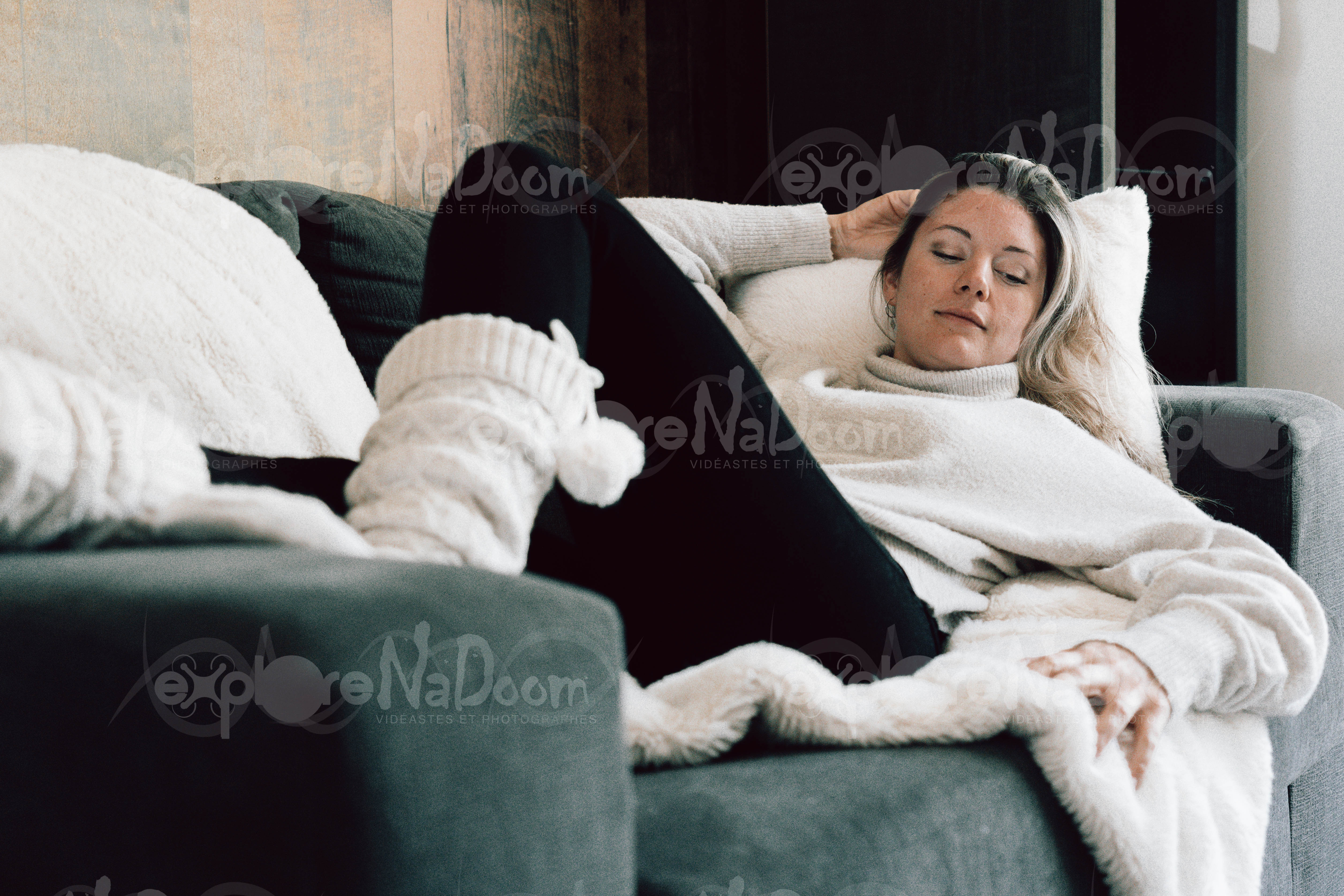 Femme couché dans un divan – 3