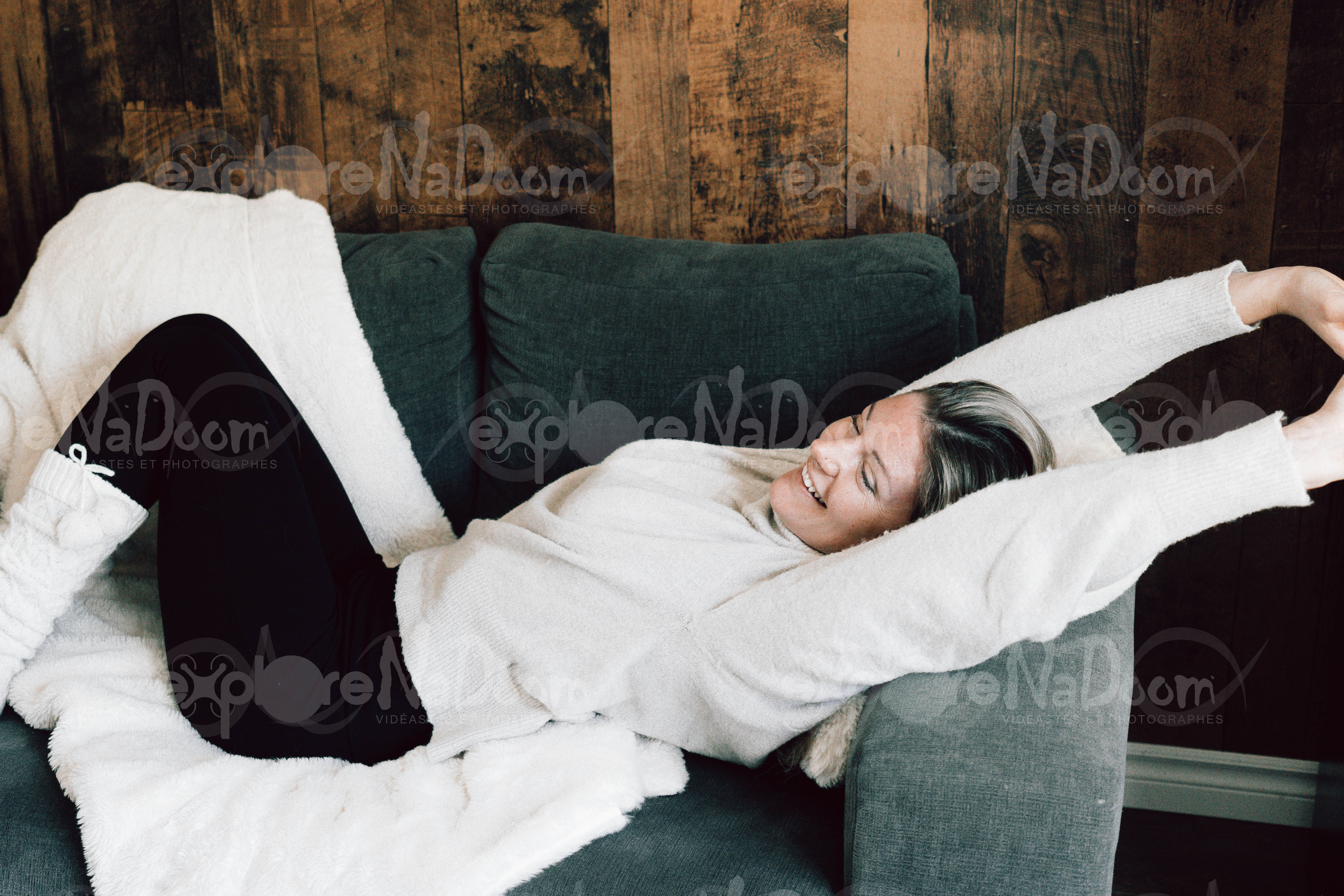 Femme couché dans un divan – 1