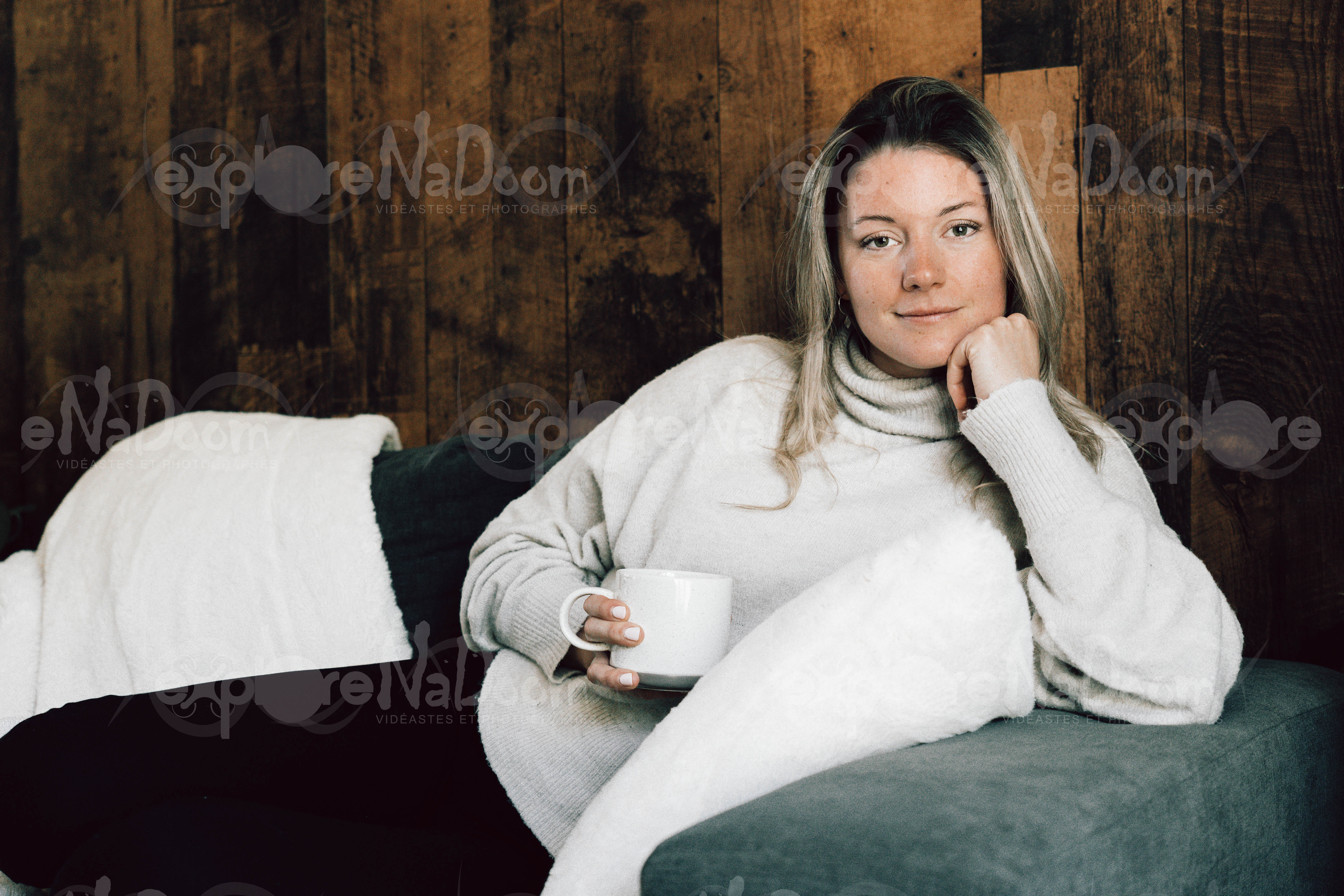 Femme assise dans un divan qui tient un café – 19