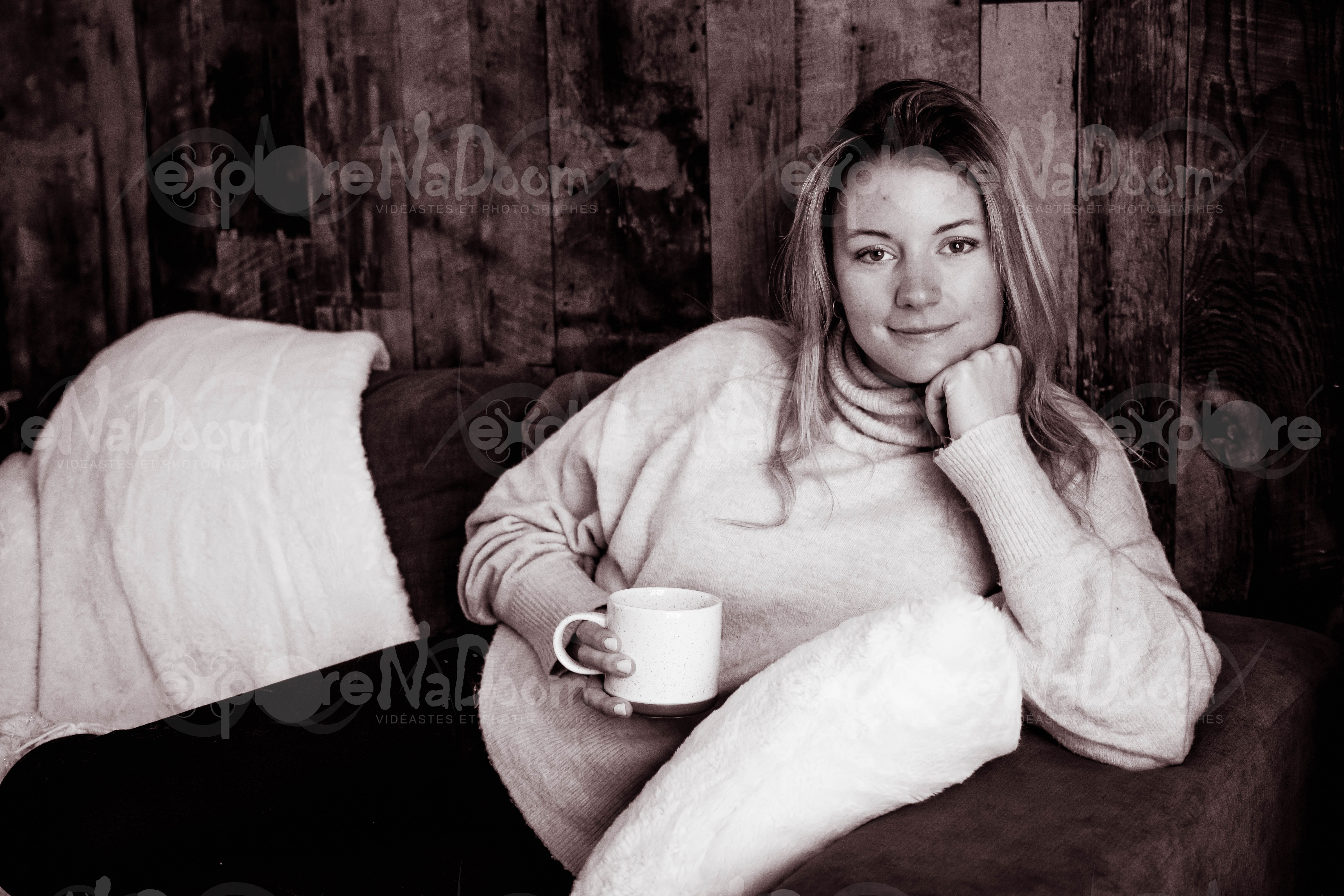 Femme assise dans un divan qui tient un café – 18