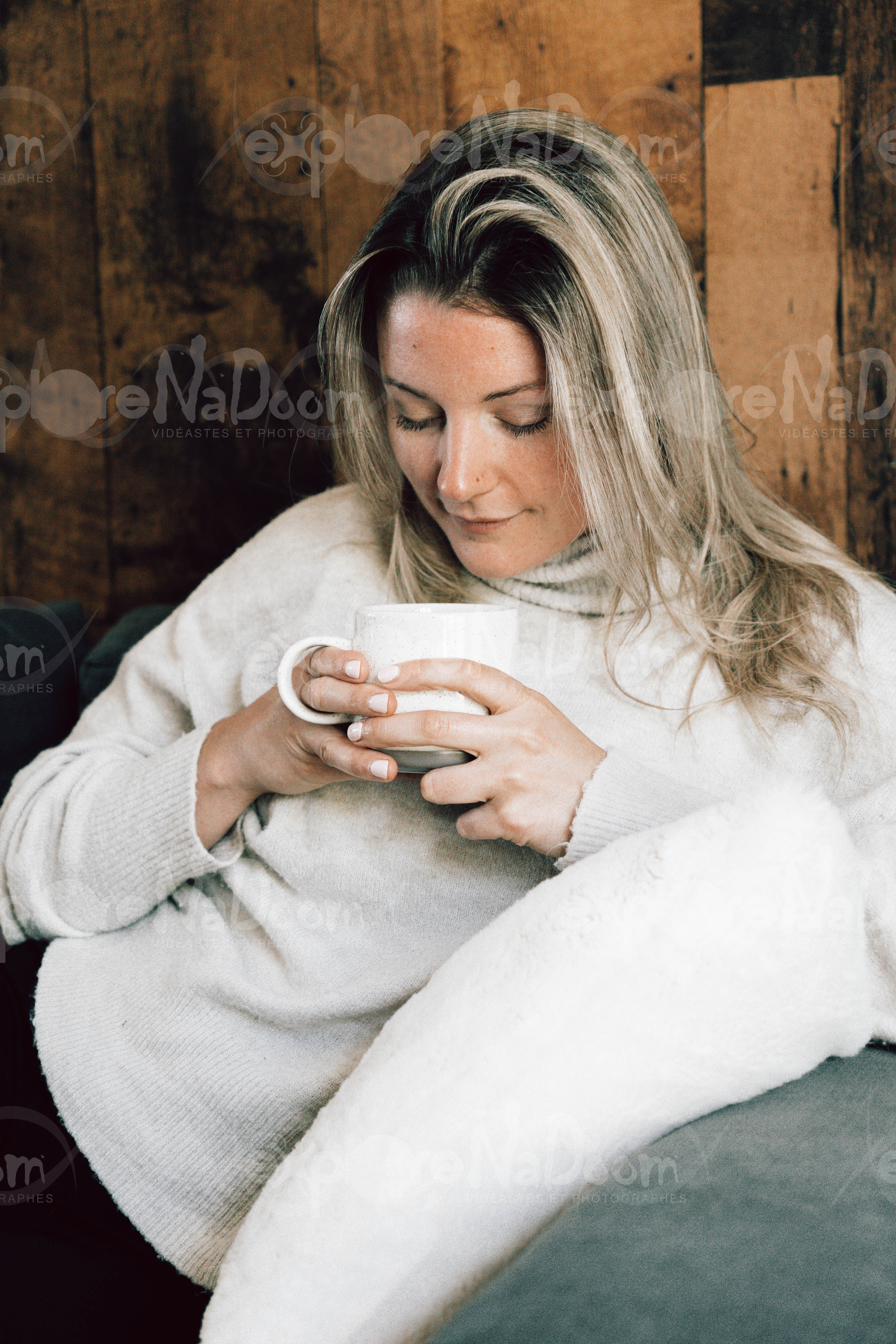 Femme assise dans un divan qui tient un café – 16