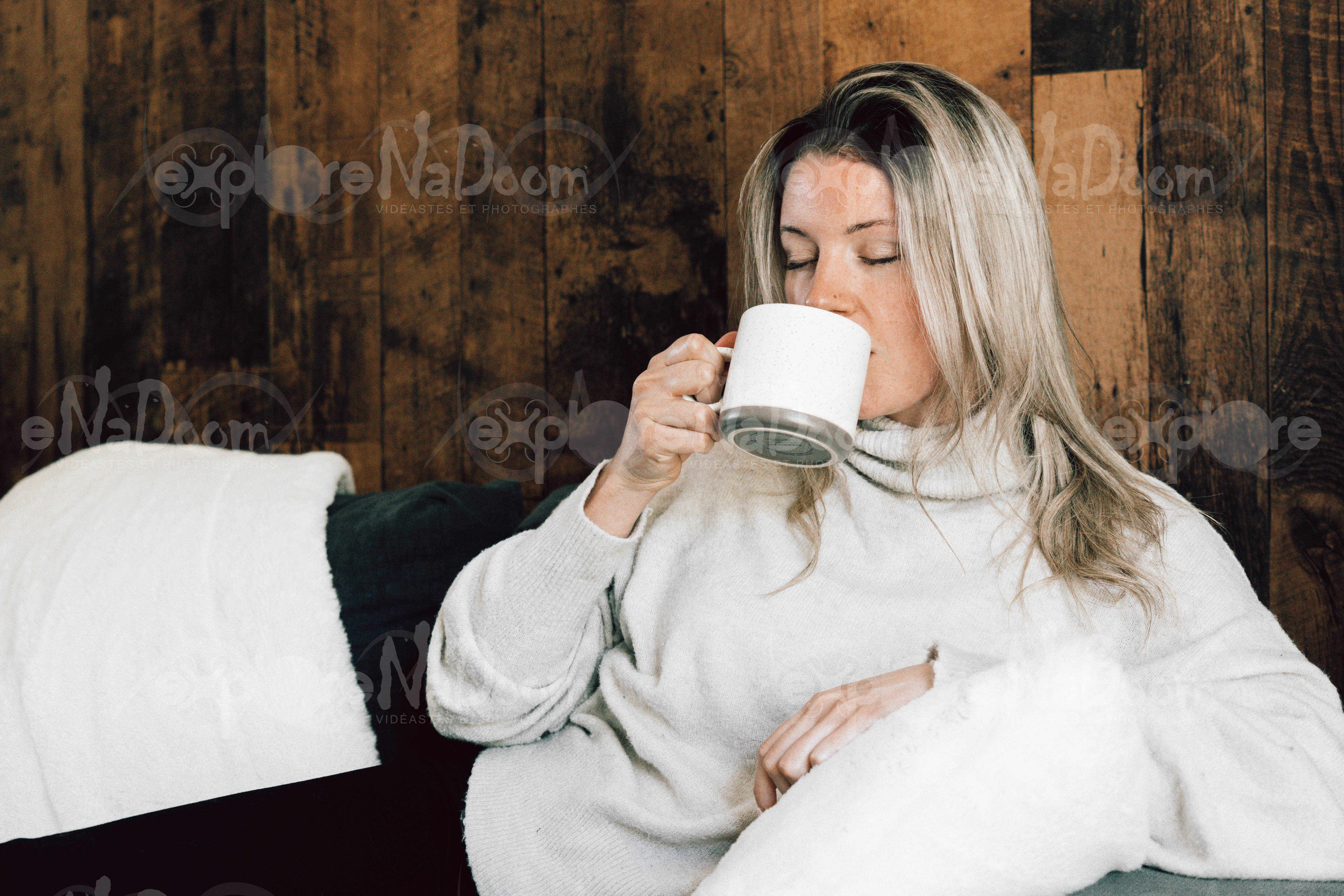 Femme assise dans un divan qui tient un café – 13
