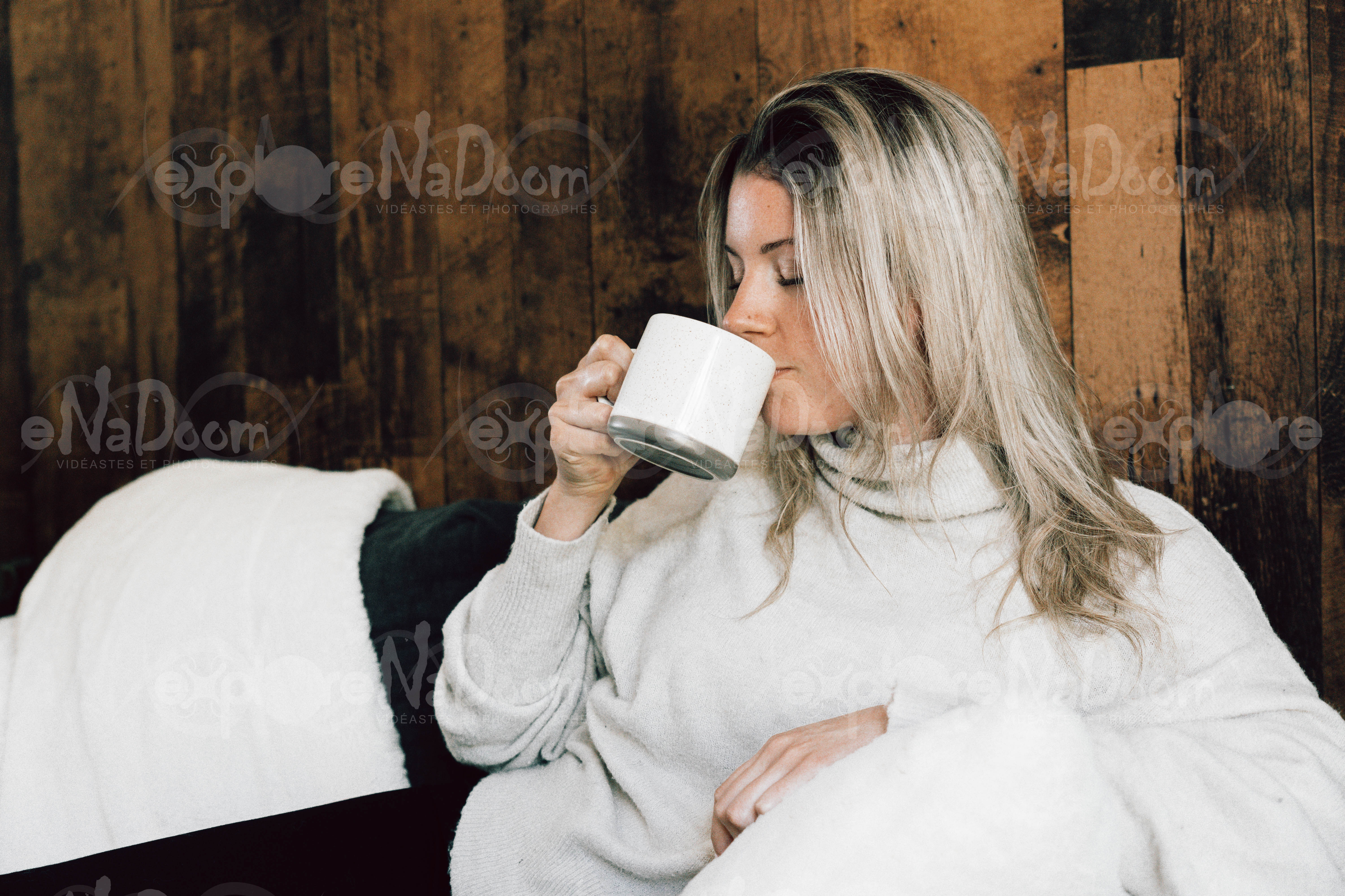 Femme assise dans un divan qui tient un café – 12
