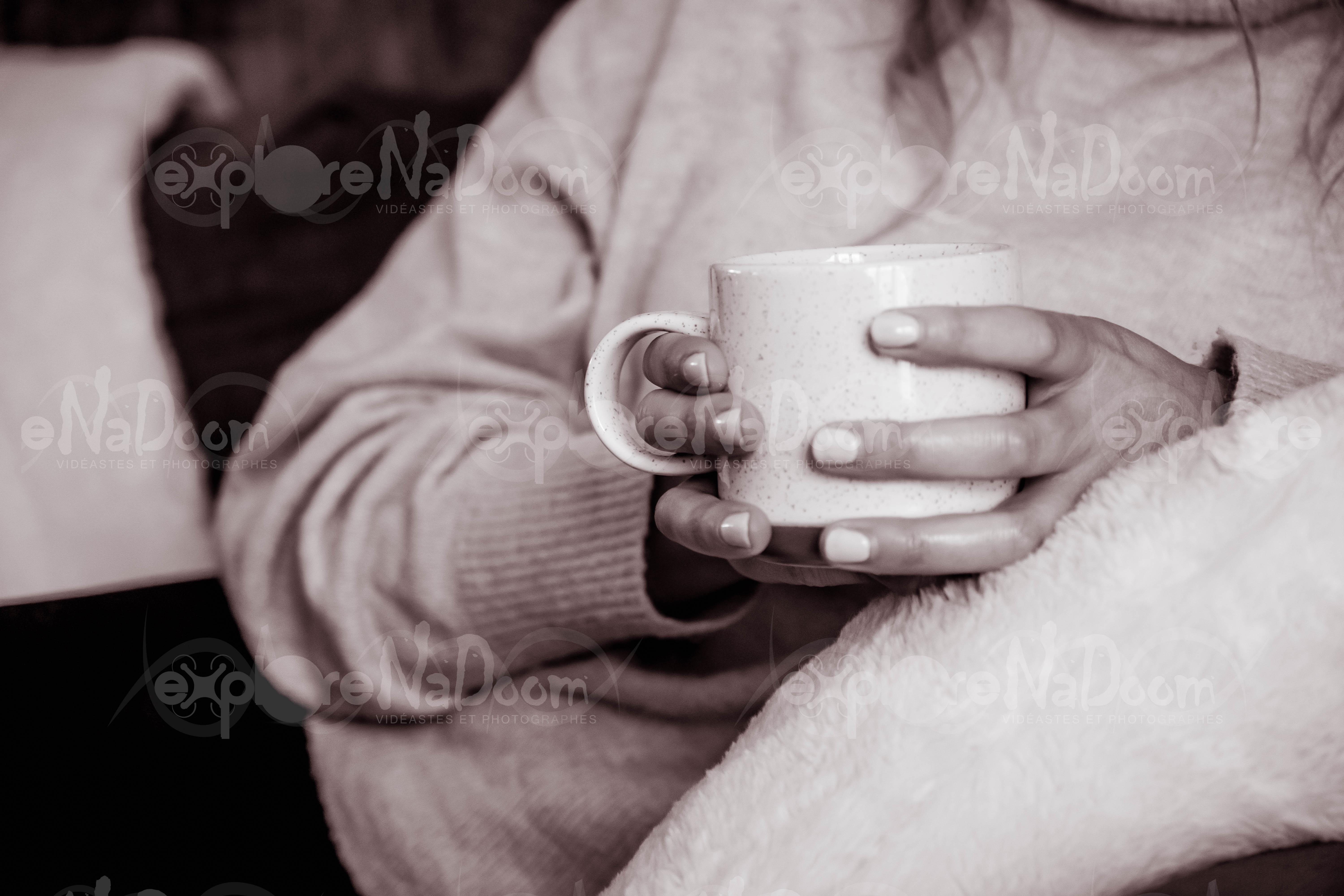 Femme assise dans un divan qui tien un café – 10