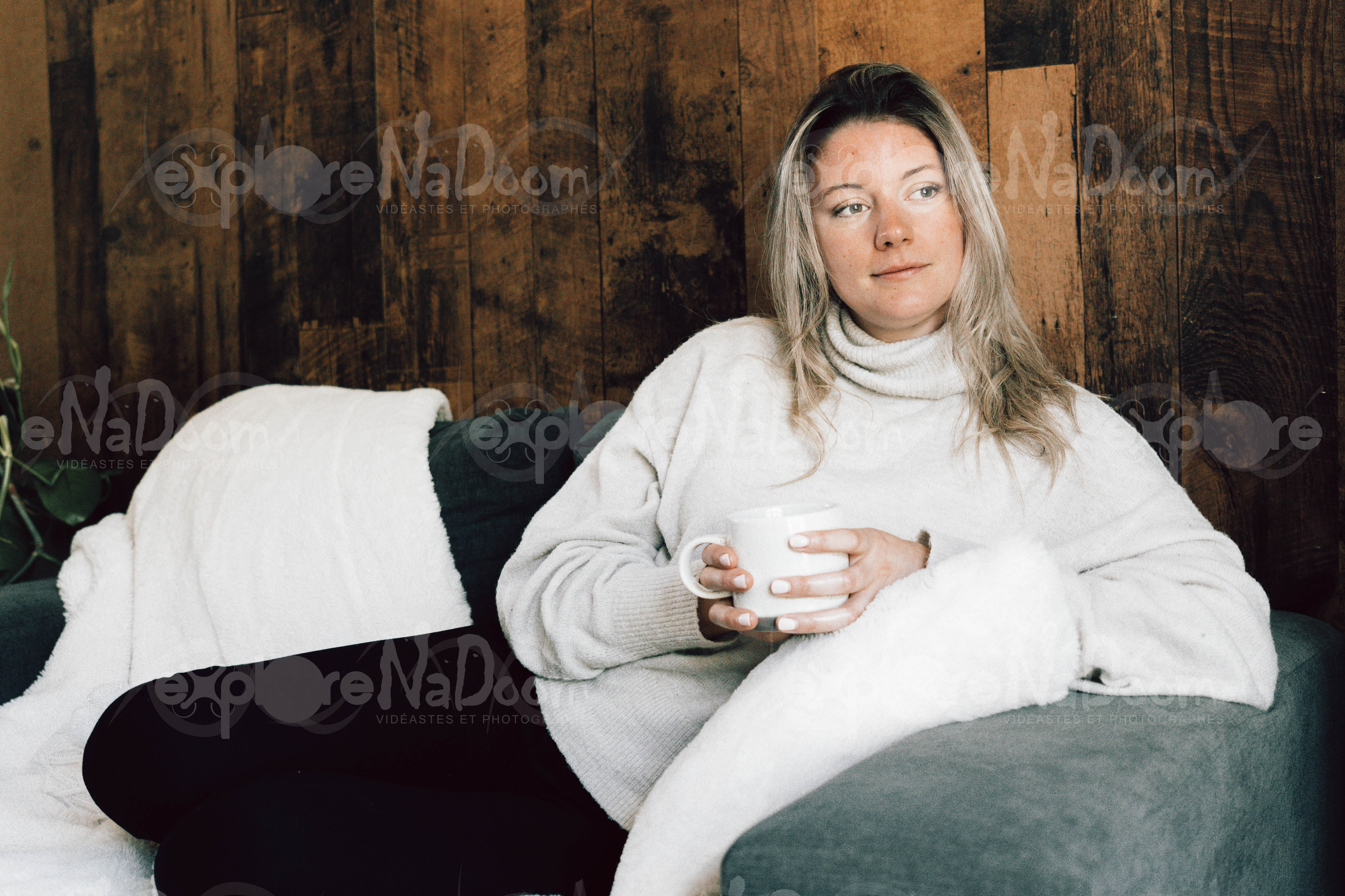 Femme assise dans un divan qui tien un café – 8