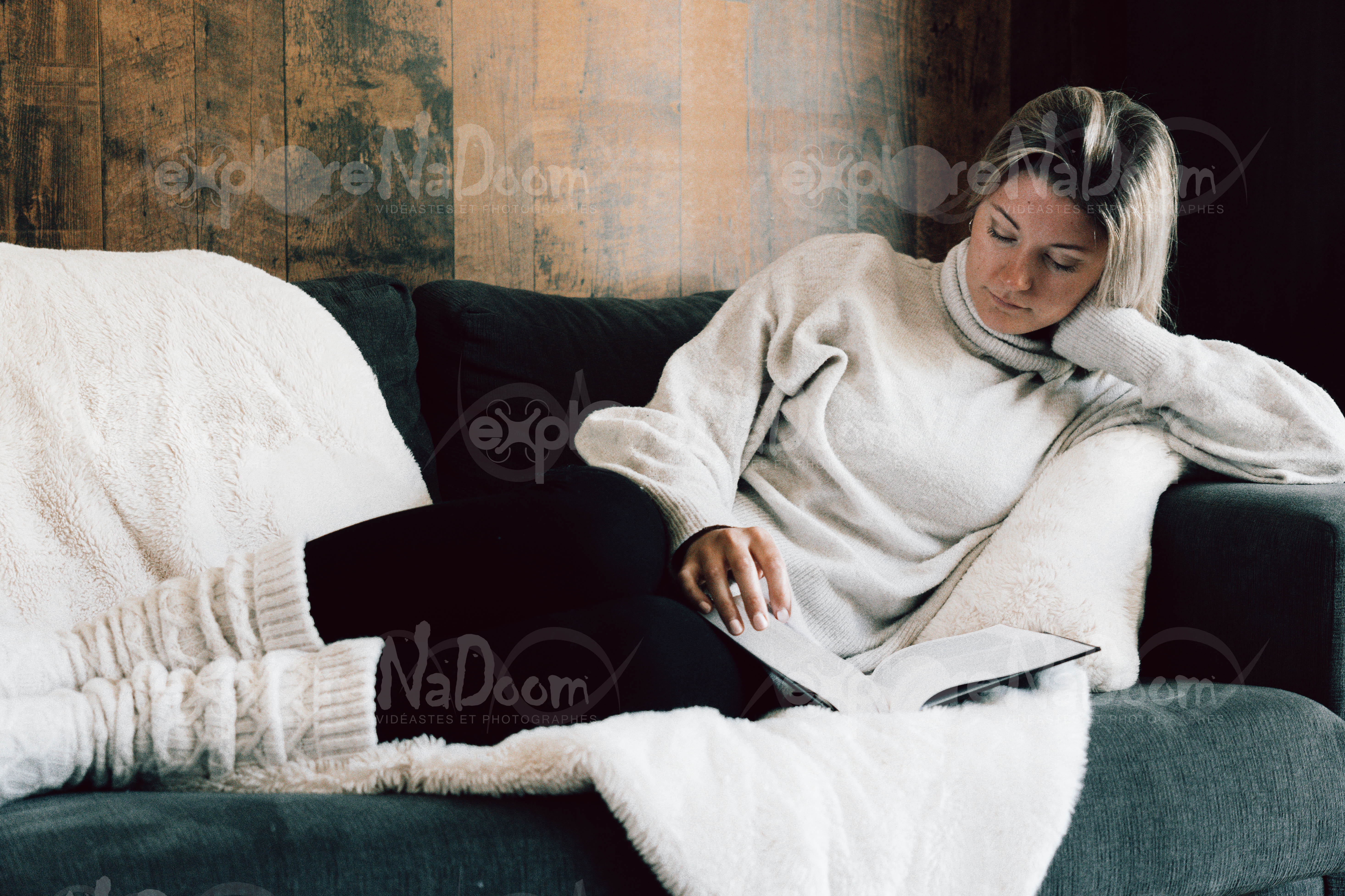 Femme assise qui lit un livre – 17
