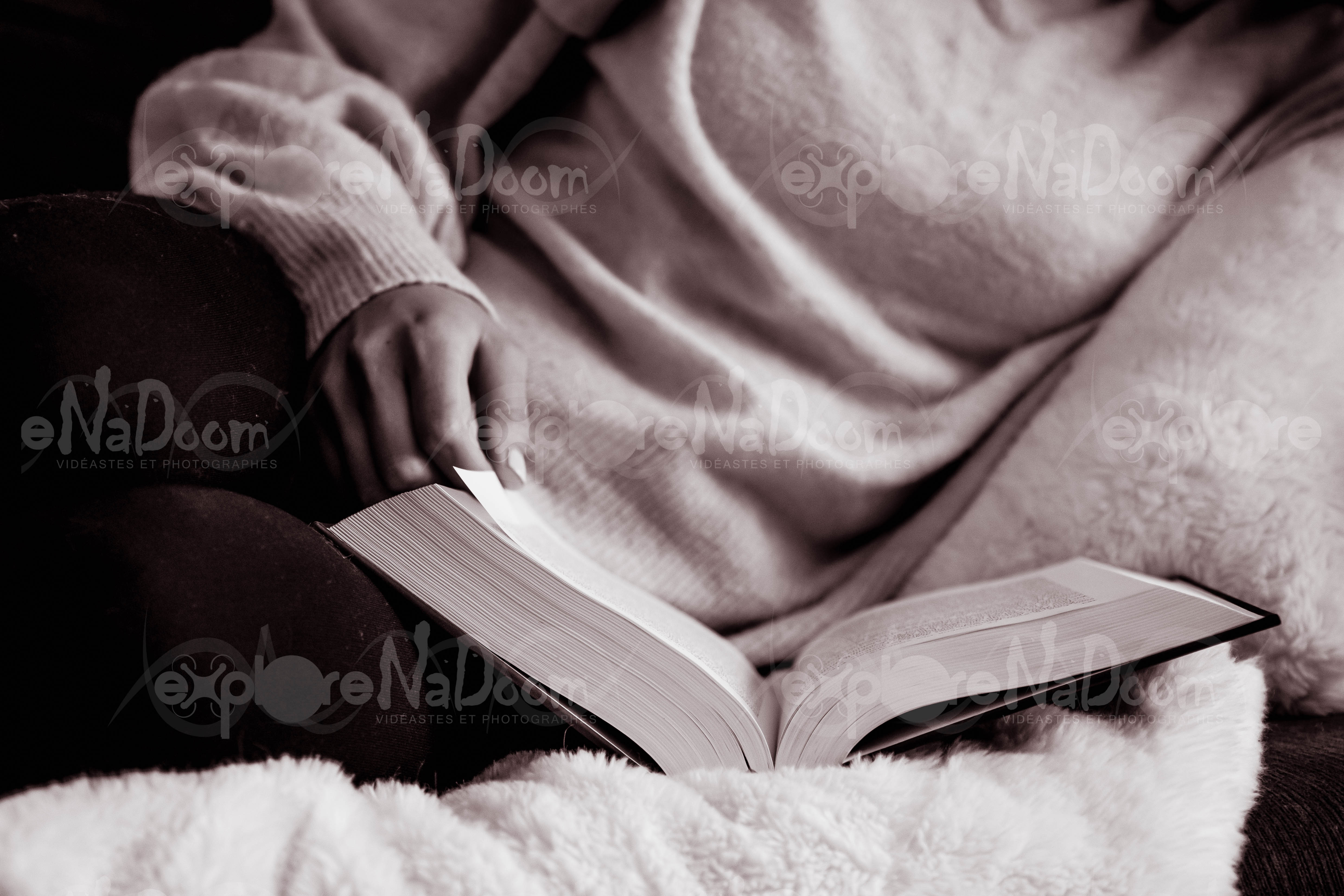 Femme assise qui lit un livre – 15