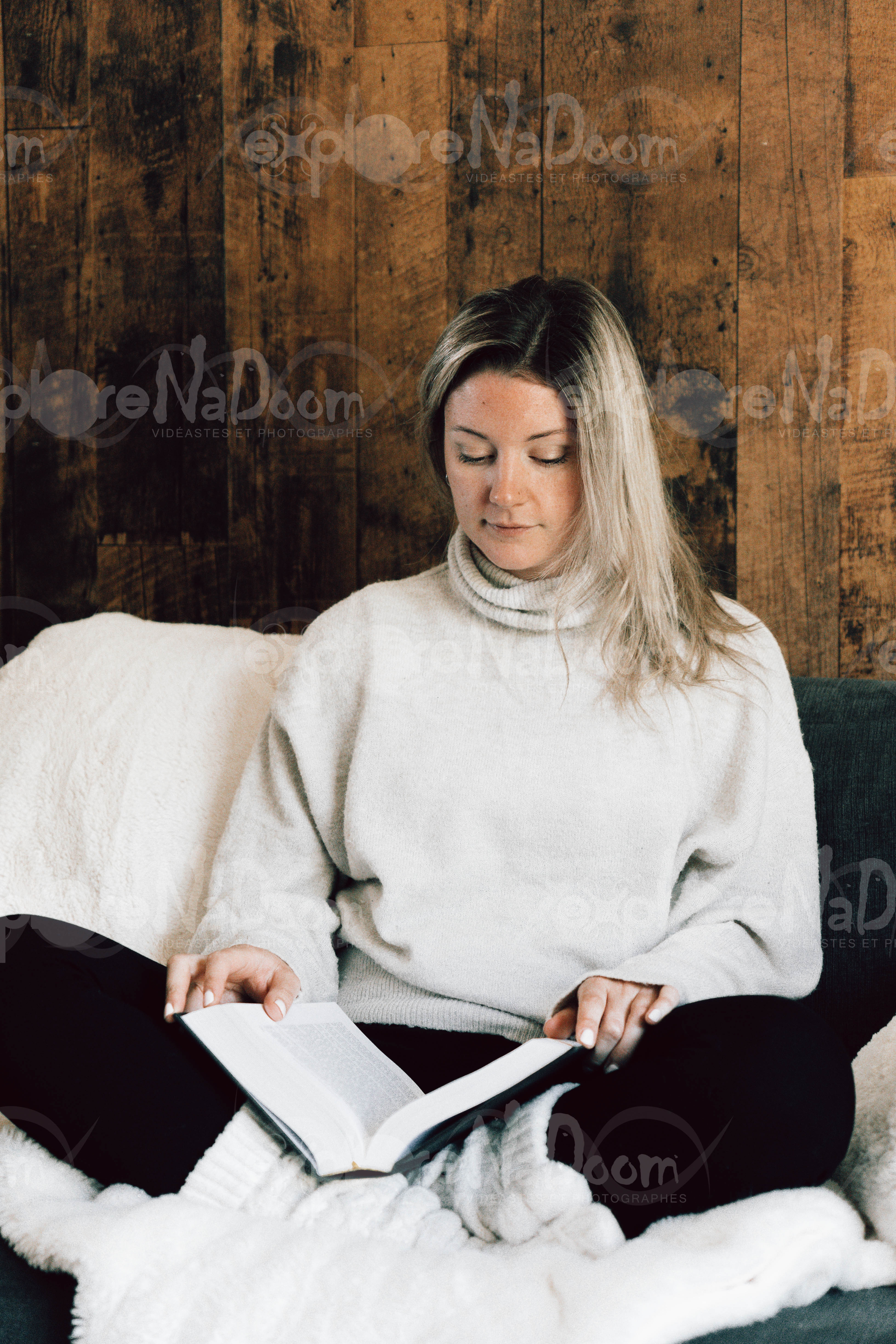 Femme assise qui lit un livre – 10