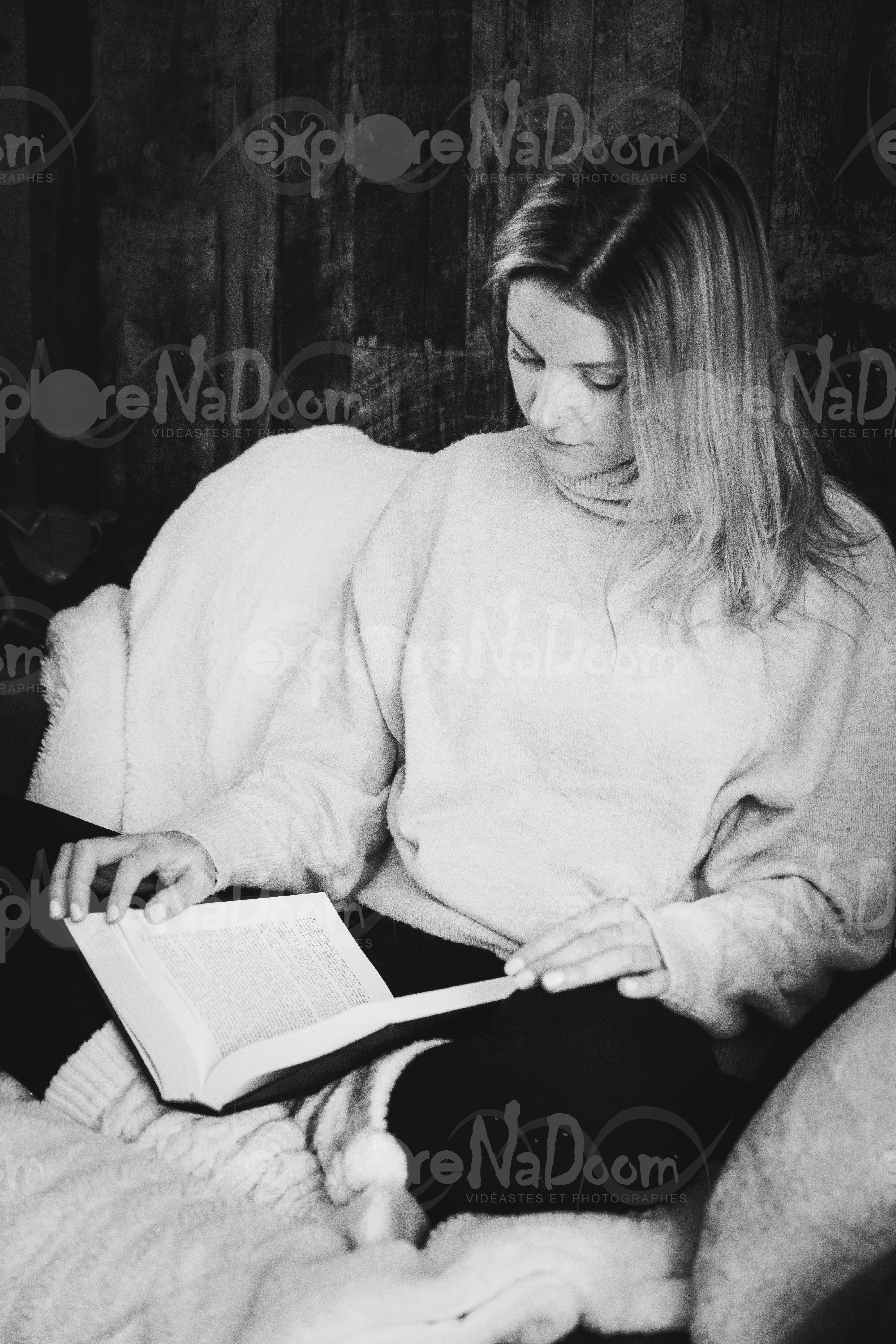 Femme assise qui lit un livre – 8