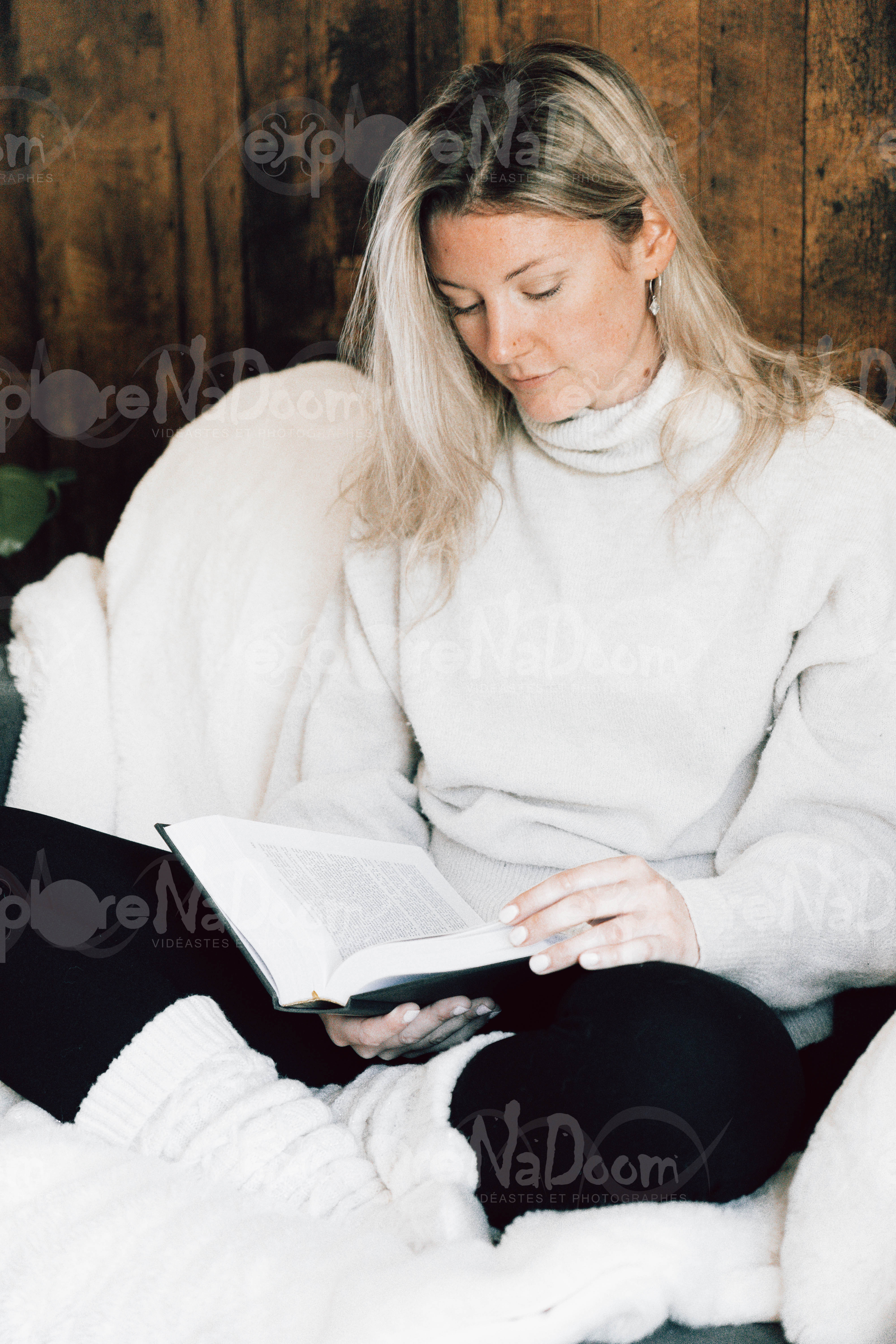 Femme assise qui lit un livre – 3