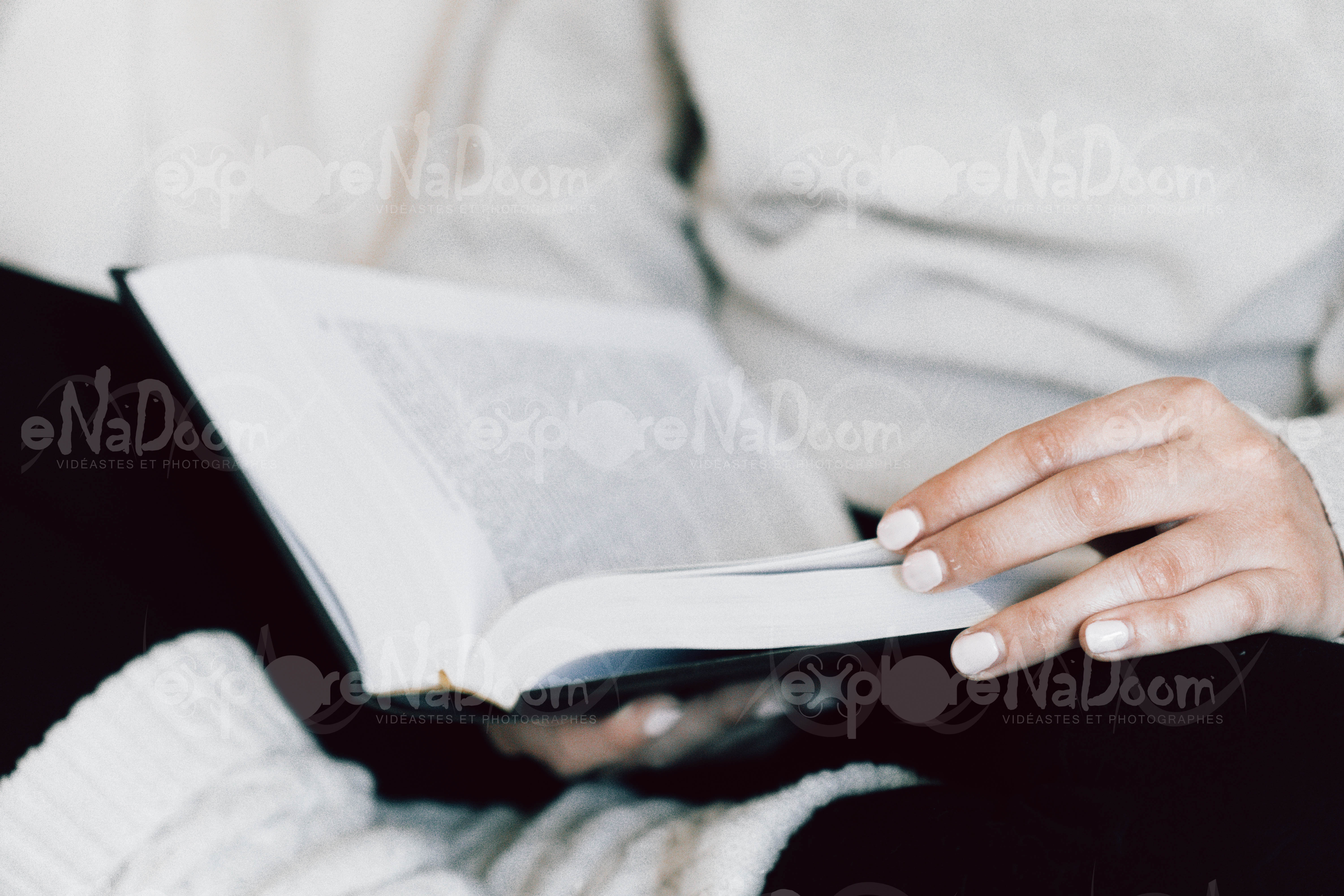 Femme assise qui lit un livre – 2
