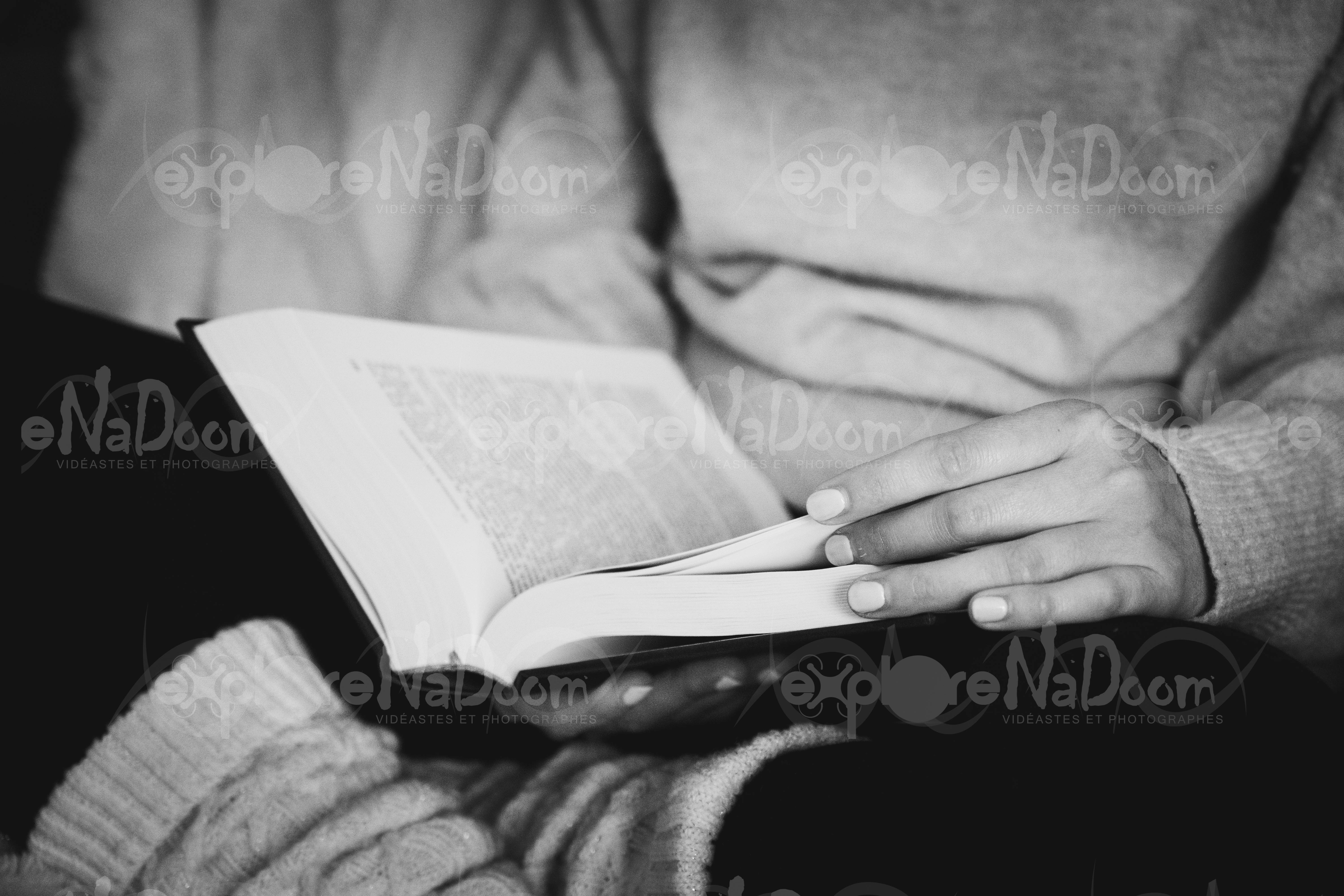 Femme assise qui lit un livre – 1