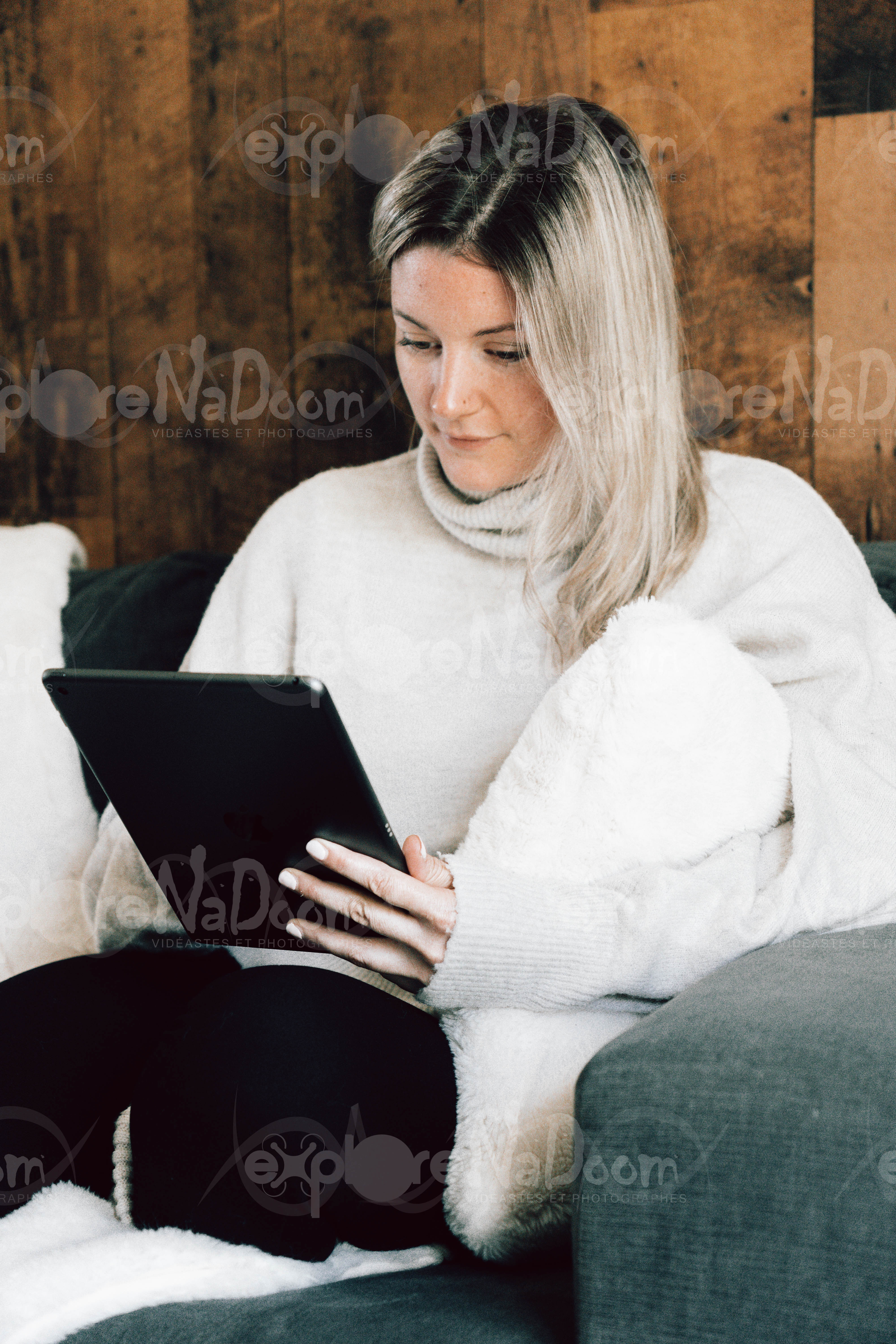 Femme assise avec une tablette dans les mains – 5