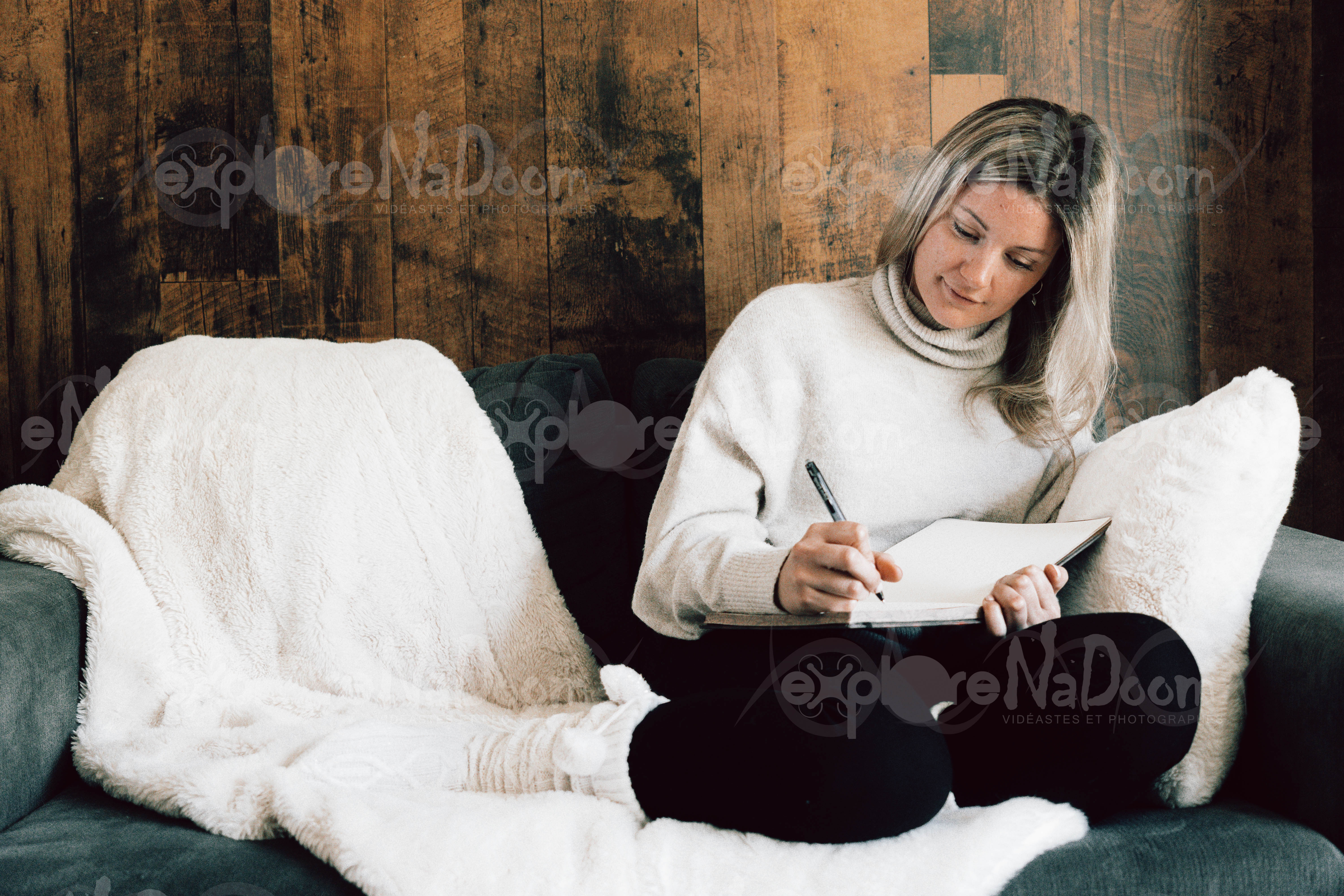 Femme qui dessine assis sur un divan – 7