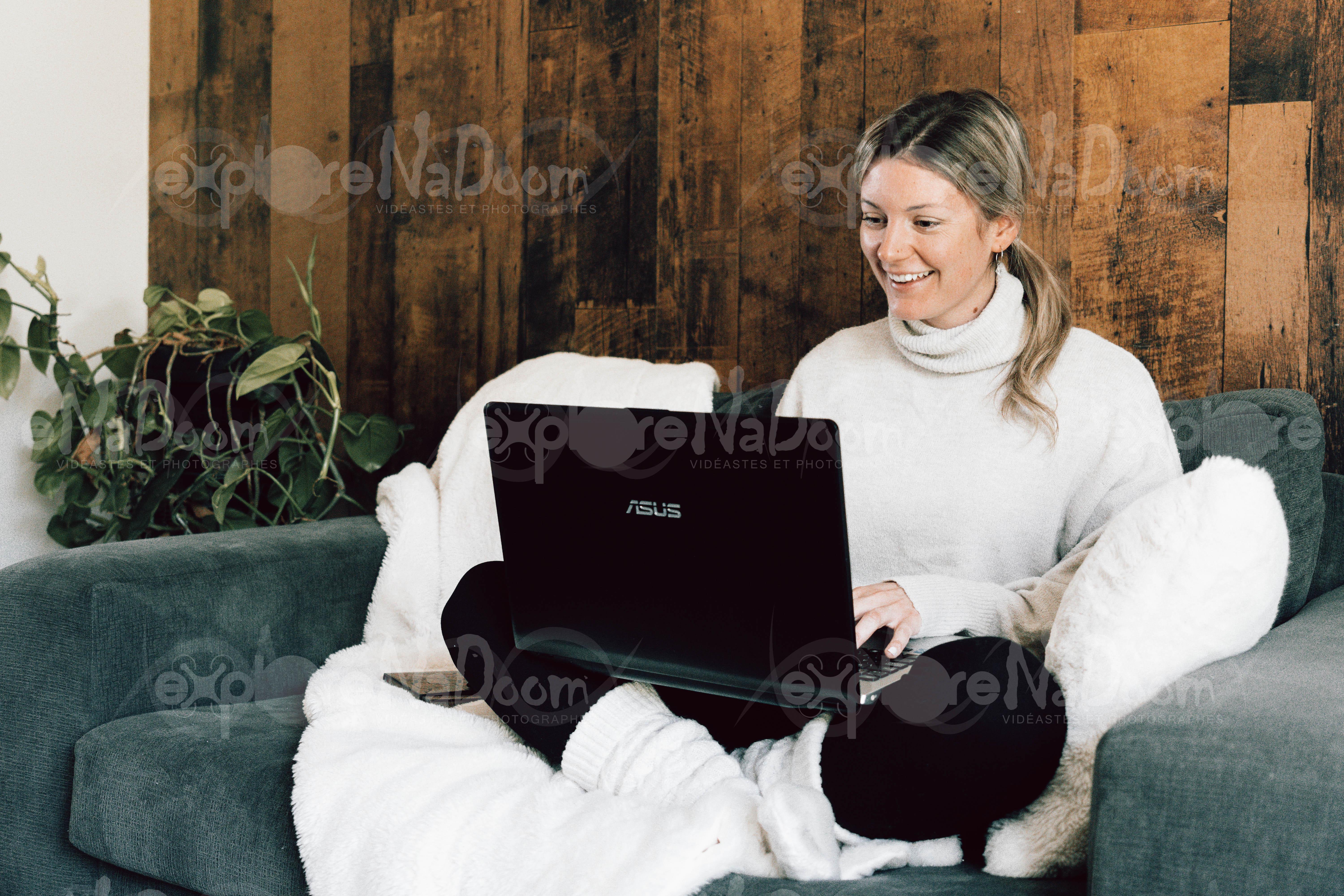 Femme assise sur un divan qui travail sur un portable – 3