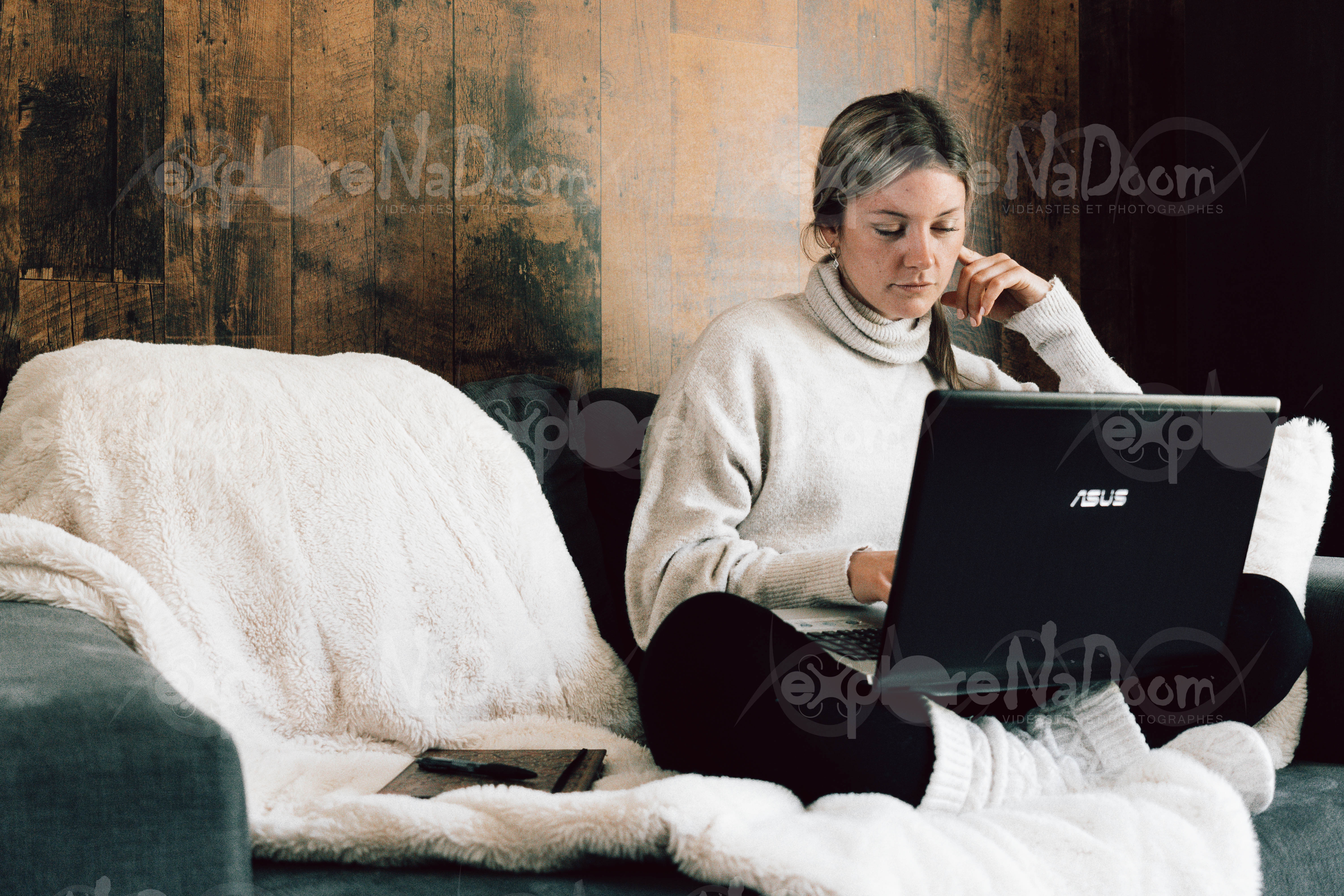 Femme assise sur un divan qui travail sur un portable – 10