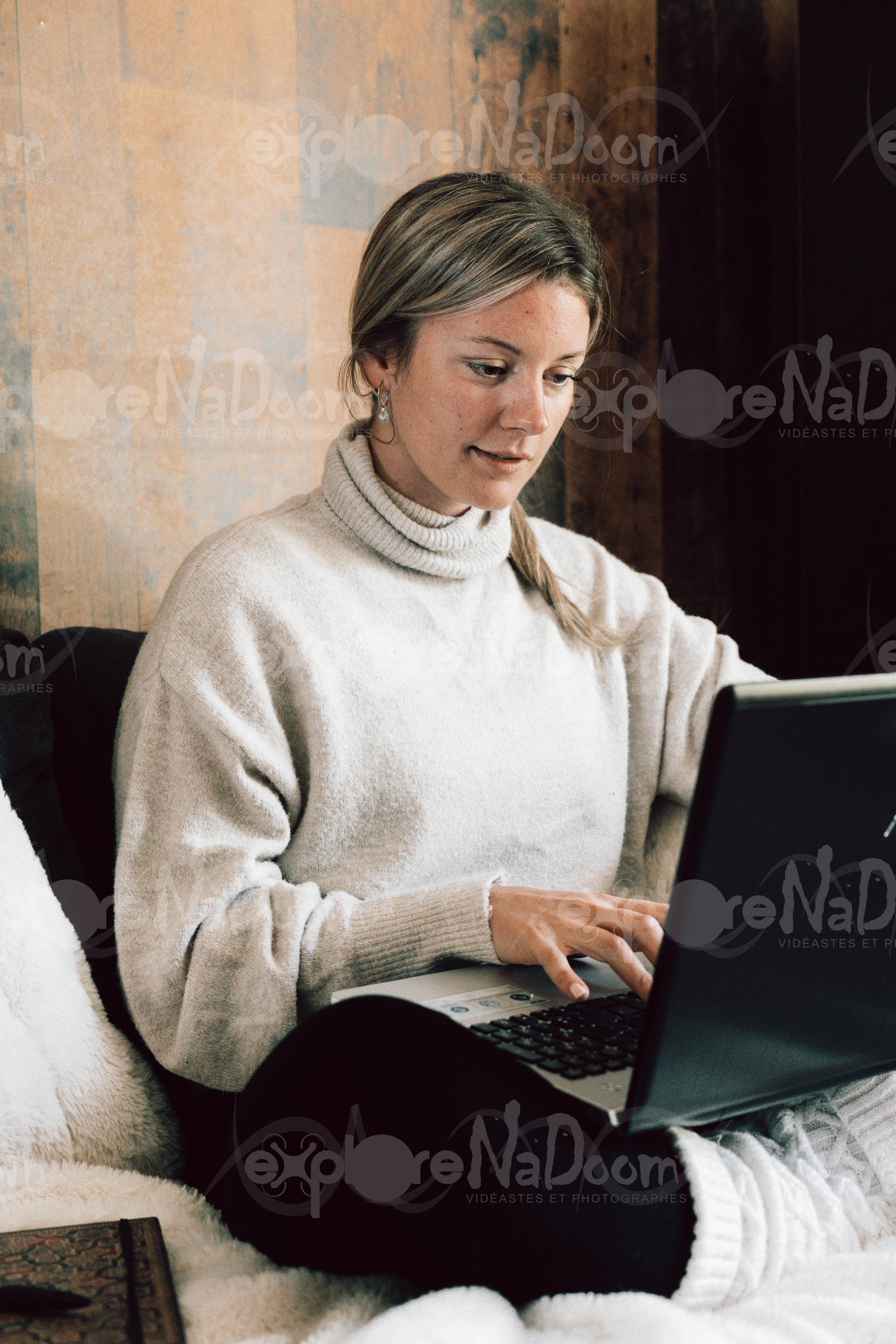 Femme assise sur un divan qui travail sur un portable – 11