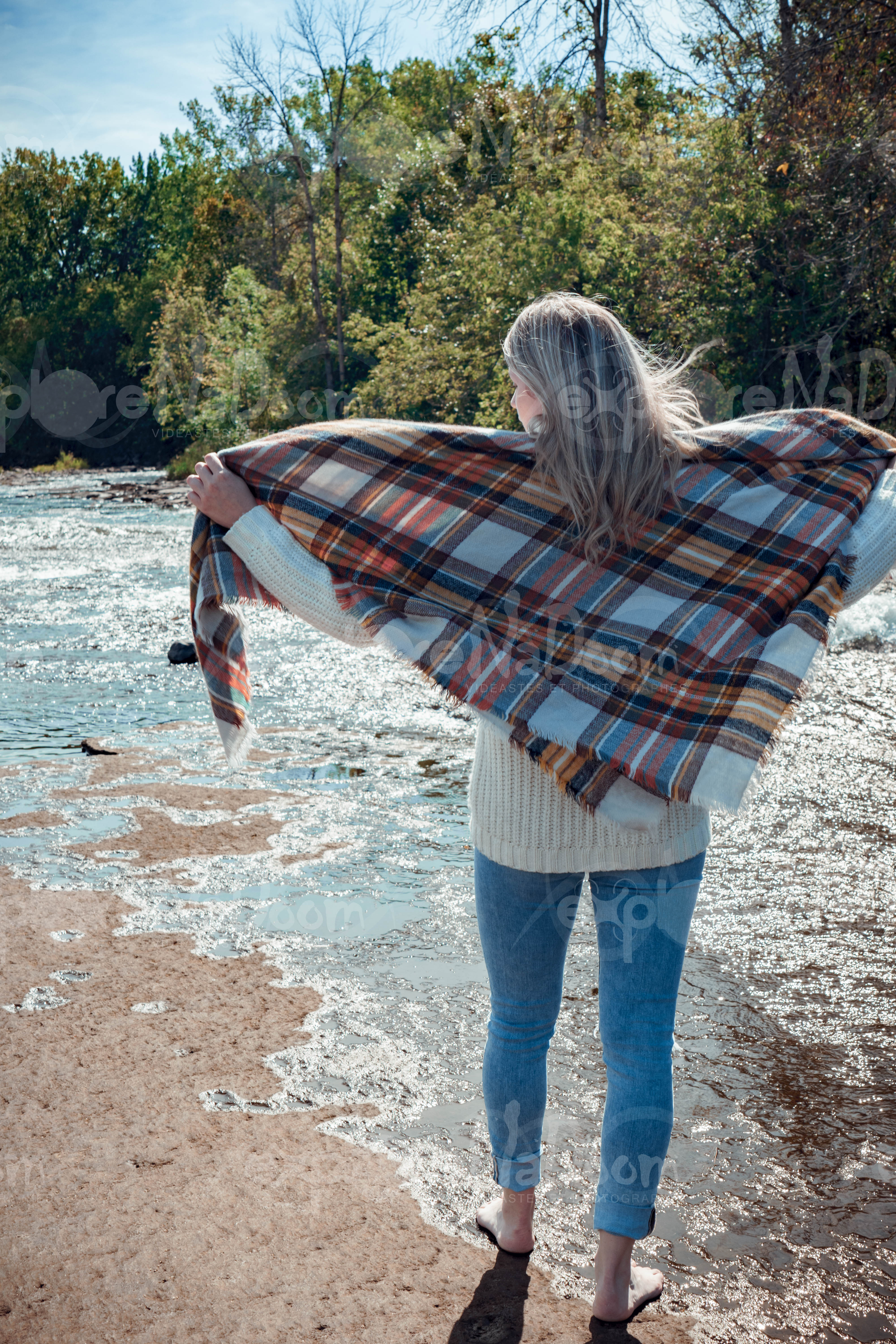 Femme sur le bord d’une rivière – 2