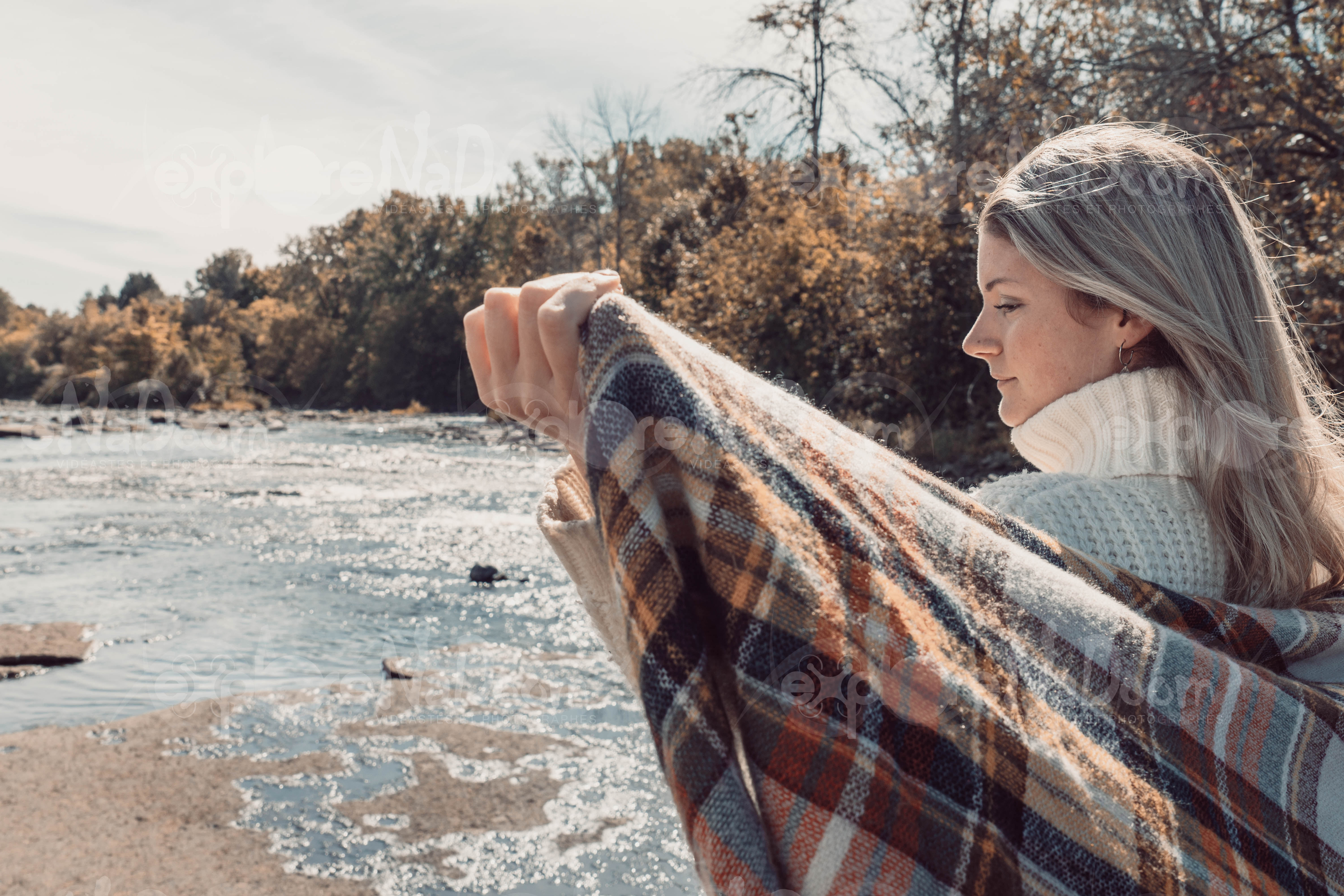 Femme sur le bord d’une rivière – 6