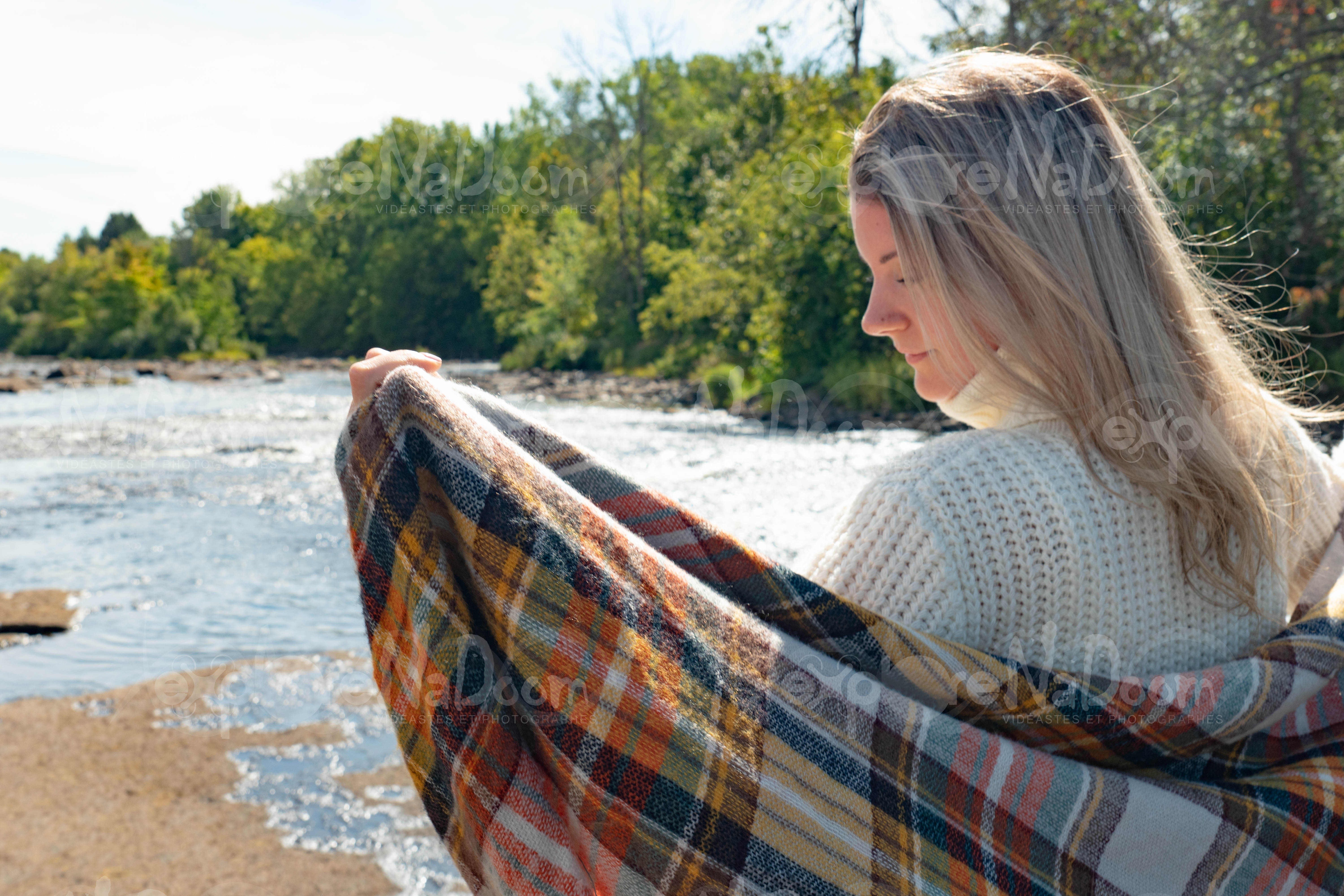 Femme sur le bord d’une rivière – 7