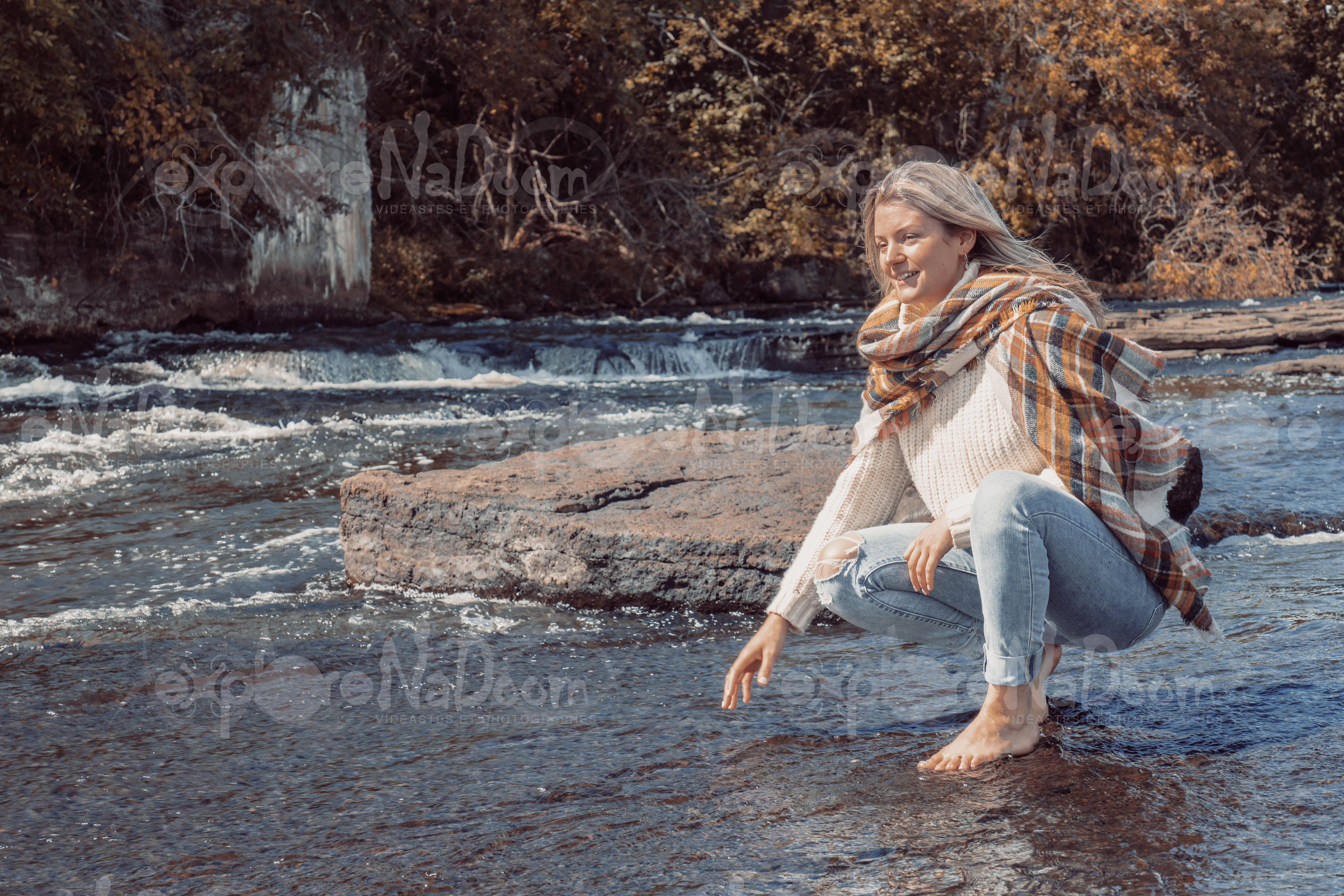 Femme sur le bord d’une rivière – 20