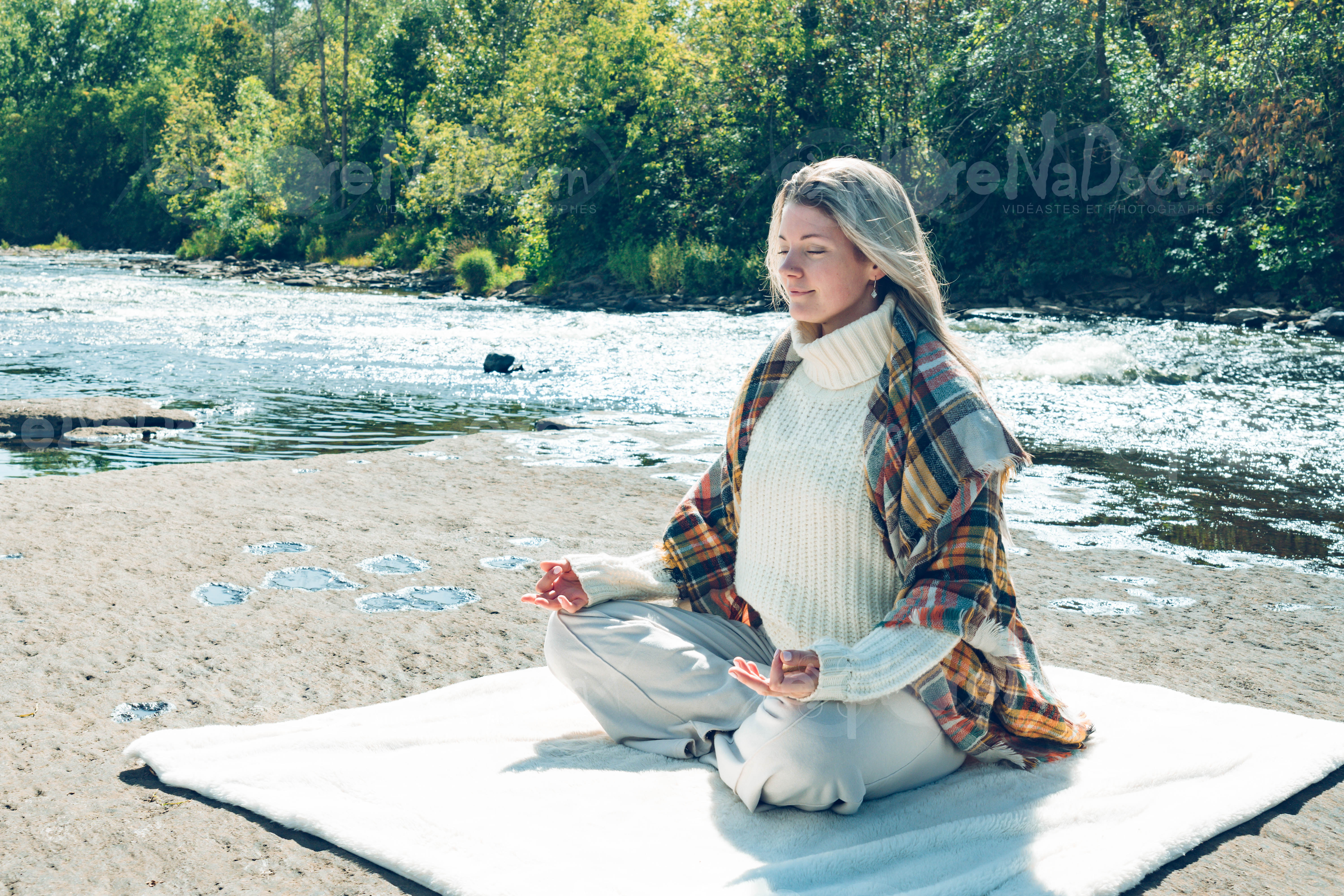 Femme qui médite sur le bord d’une rivière – 1