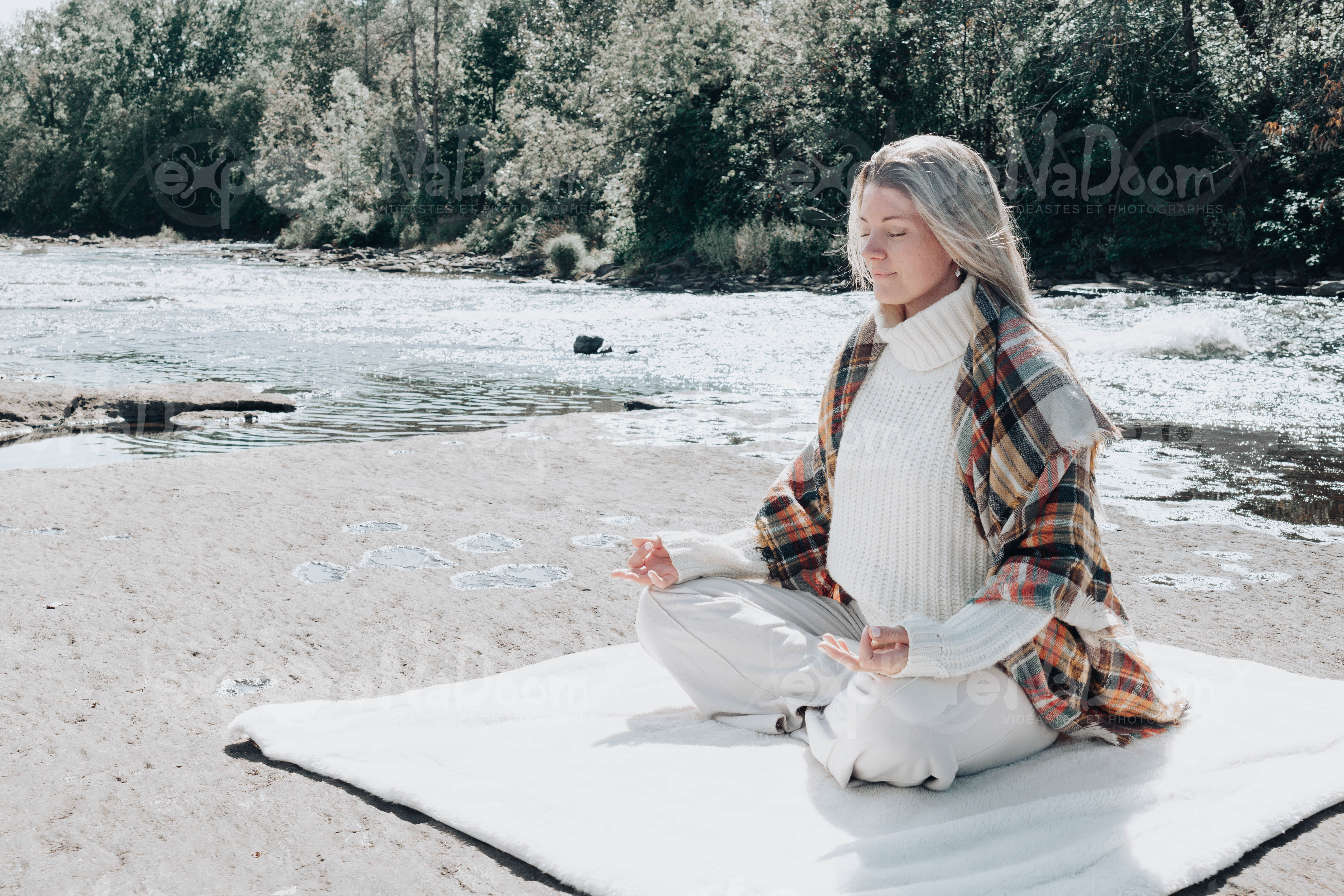 Femme qui médite sur le bord d’une rivière – 2