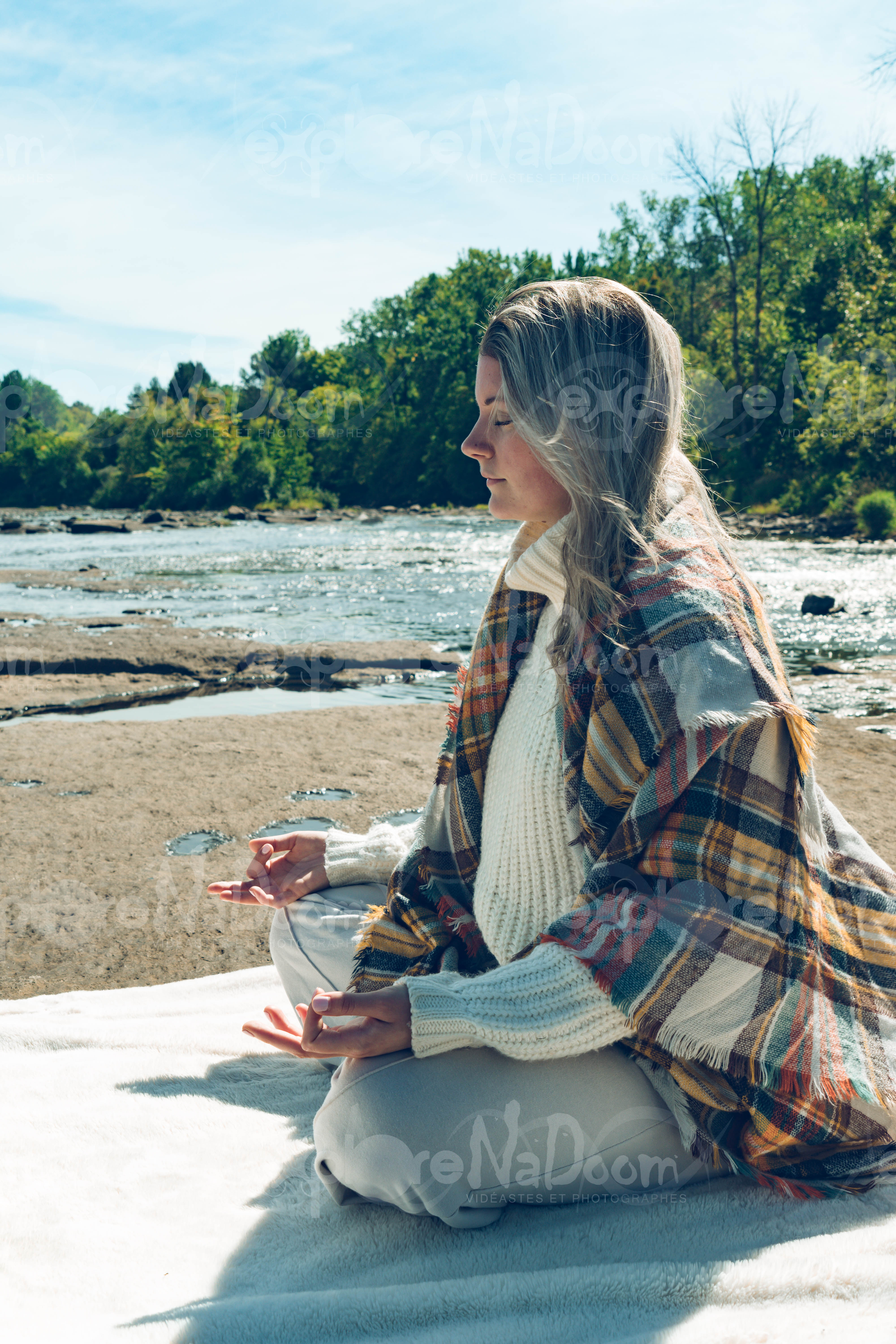 Femme qui médite sur le bord d’une rivière – 7