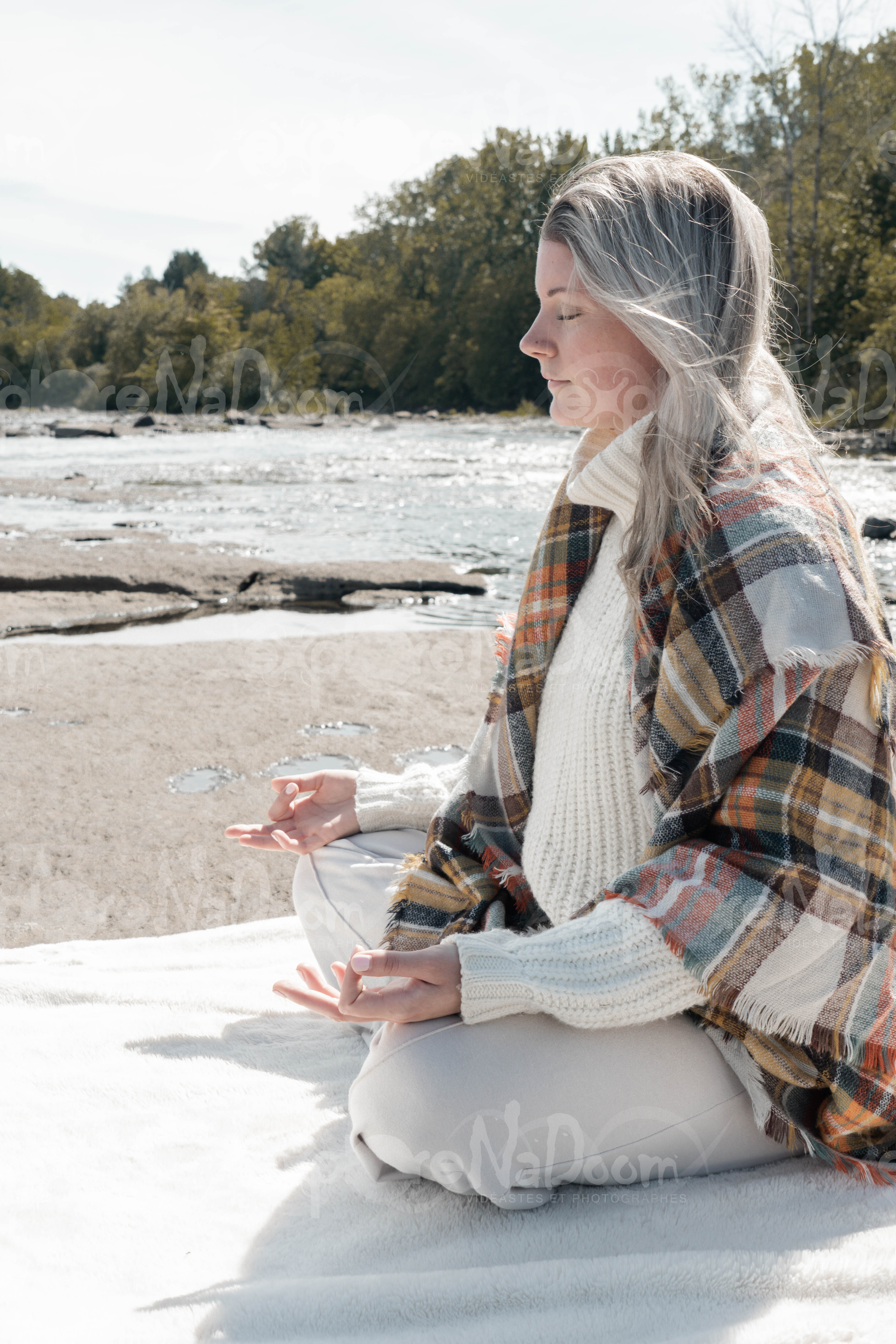 Femme qui médite sur le bord d’une rivière – 8