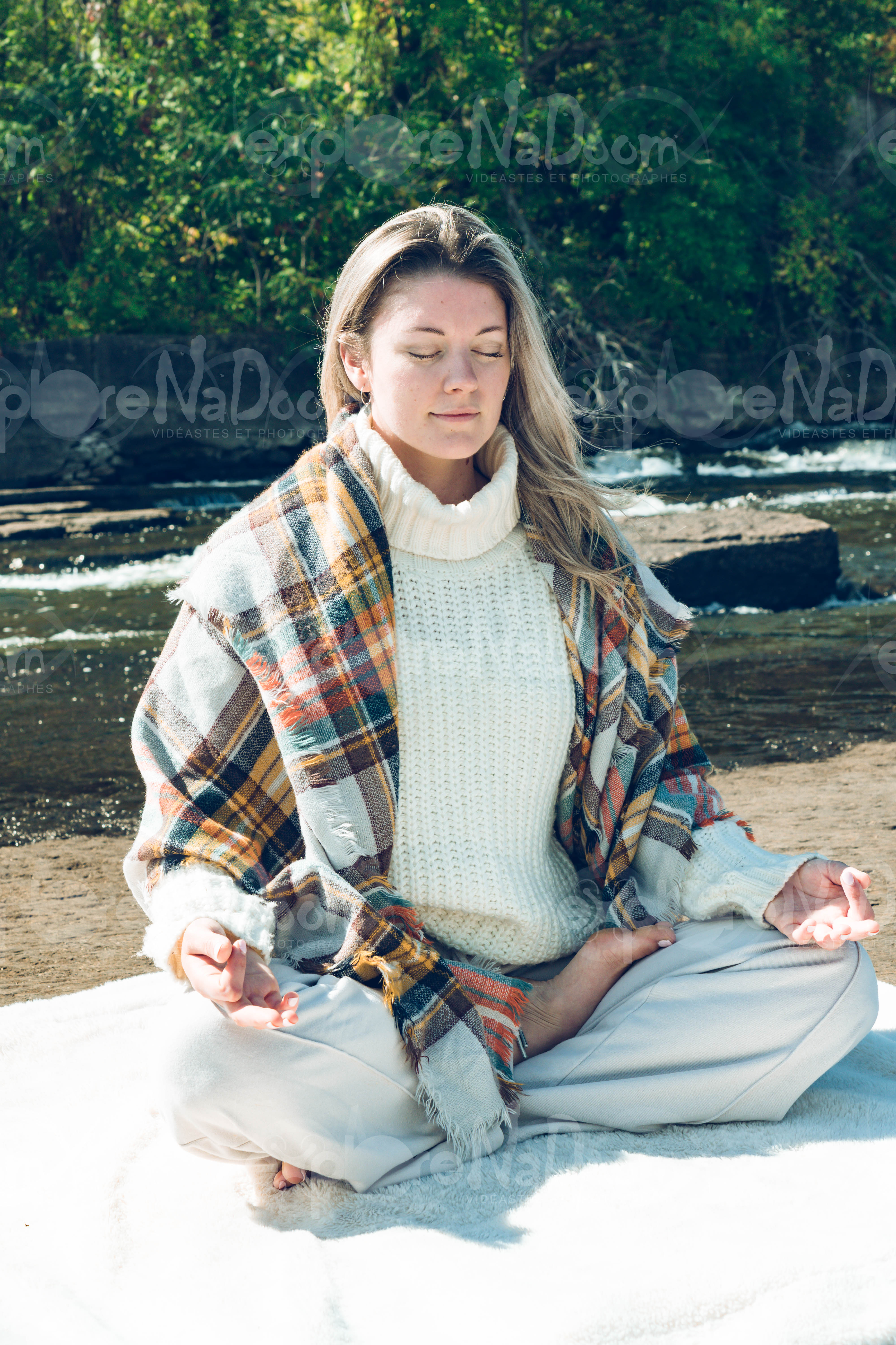 Femme qui médite sur le bord d’une rivière – 10