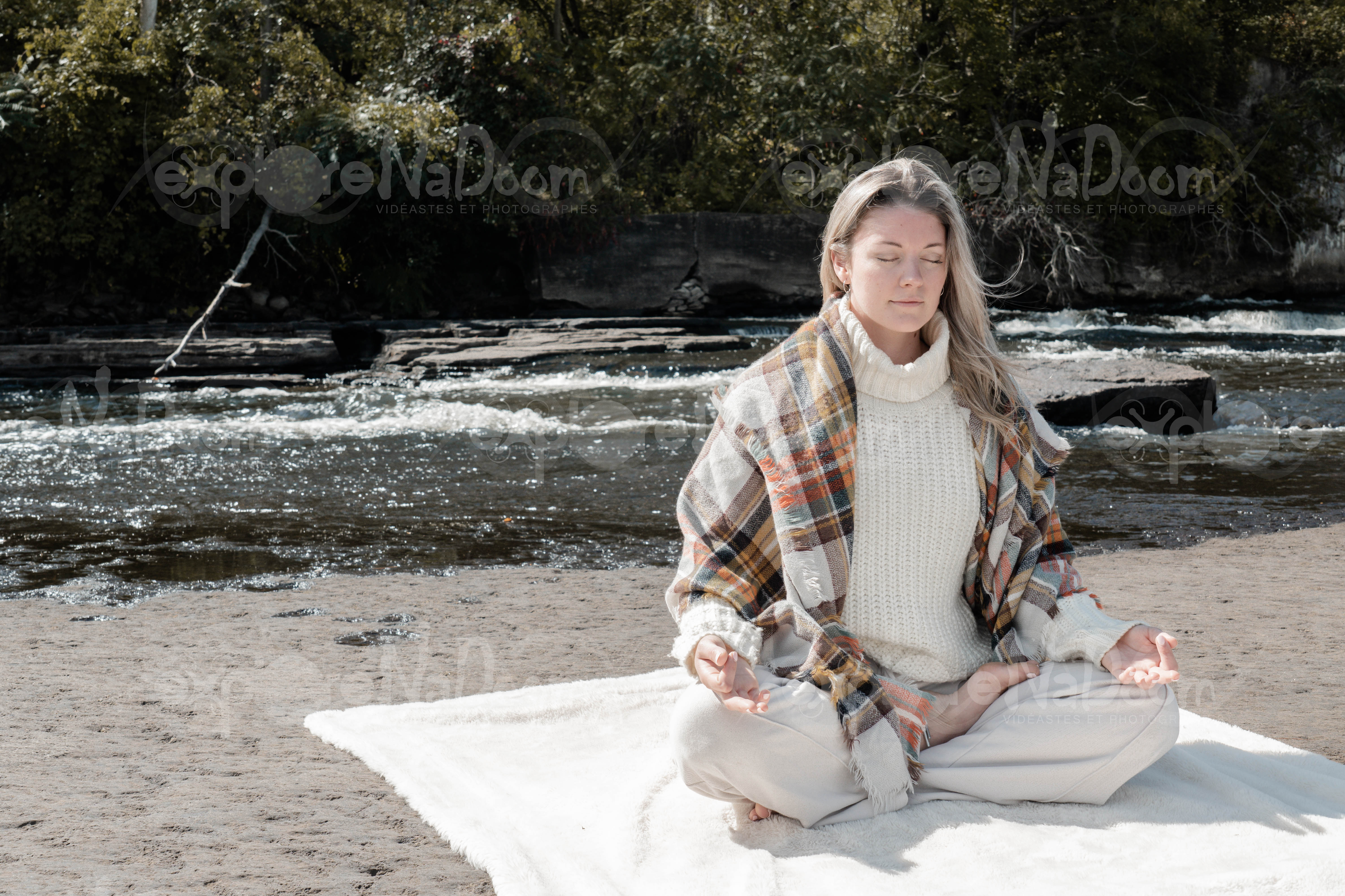 Femme qui médite sur le bord d’une rivière – 13