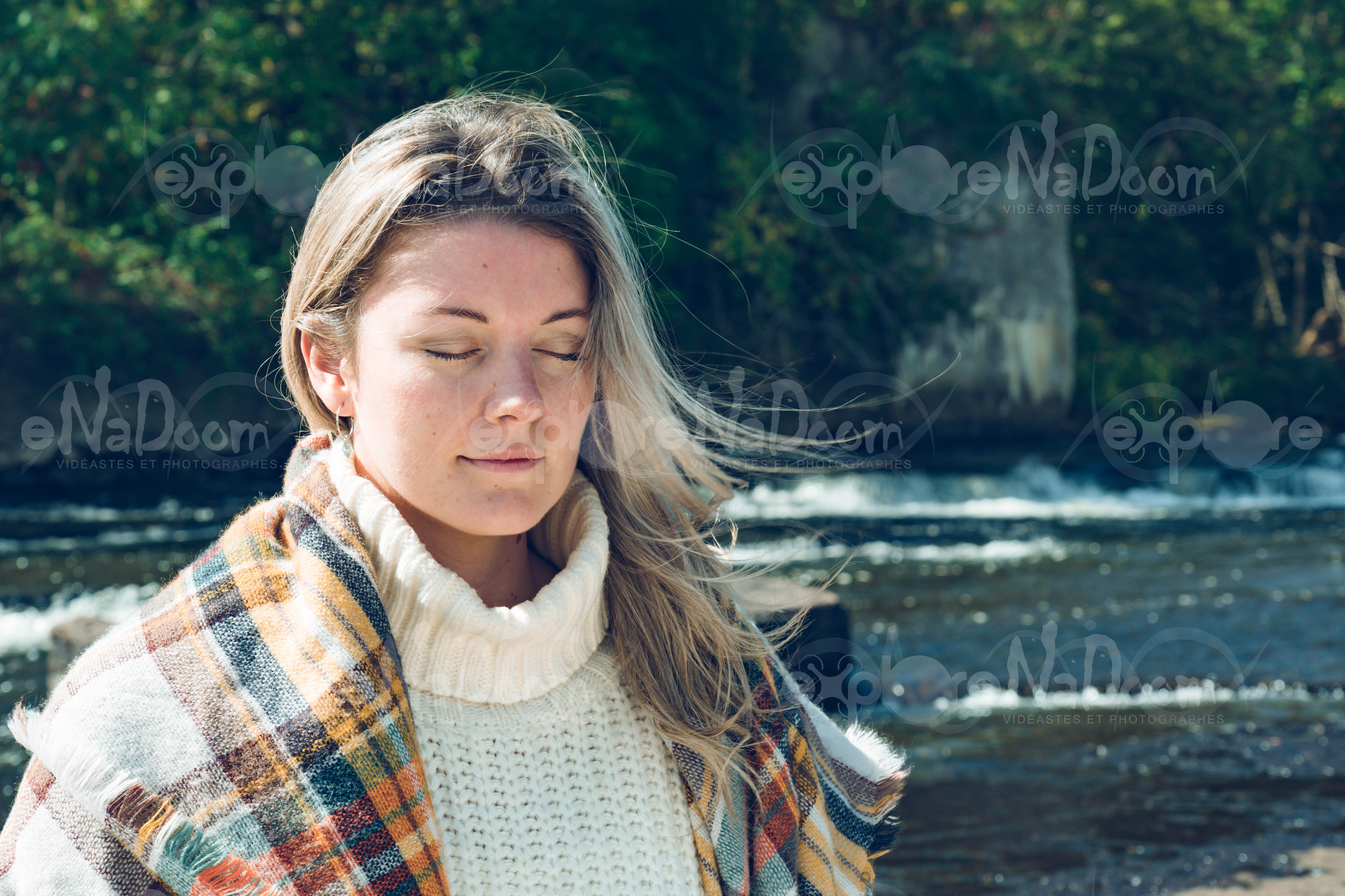 Femme qui médite sur le bord d’une rivière – 15