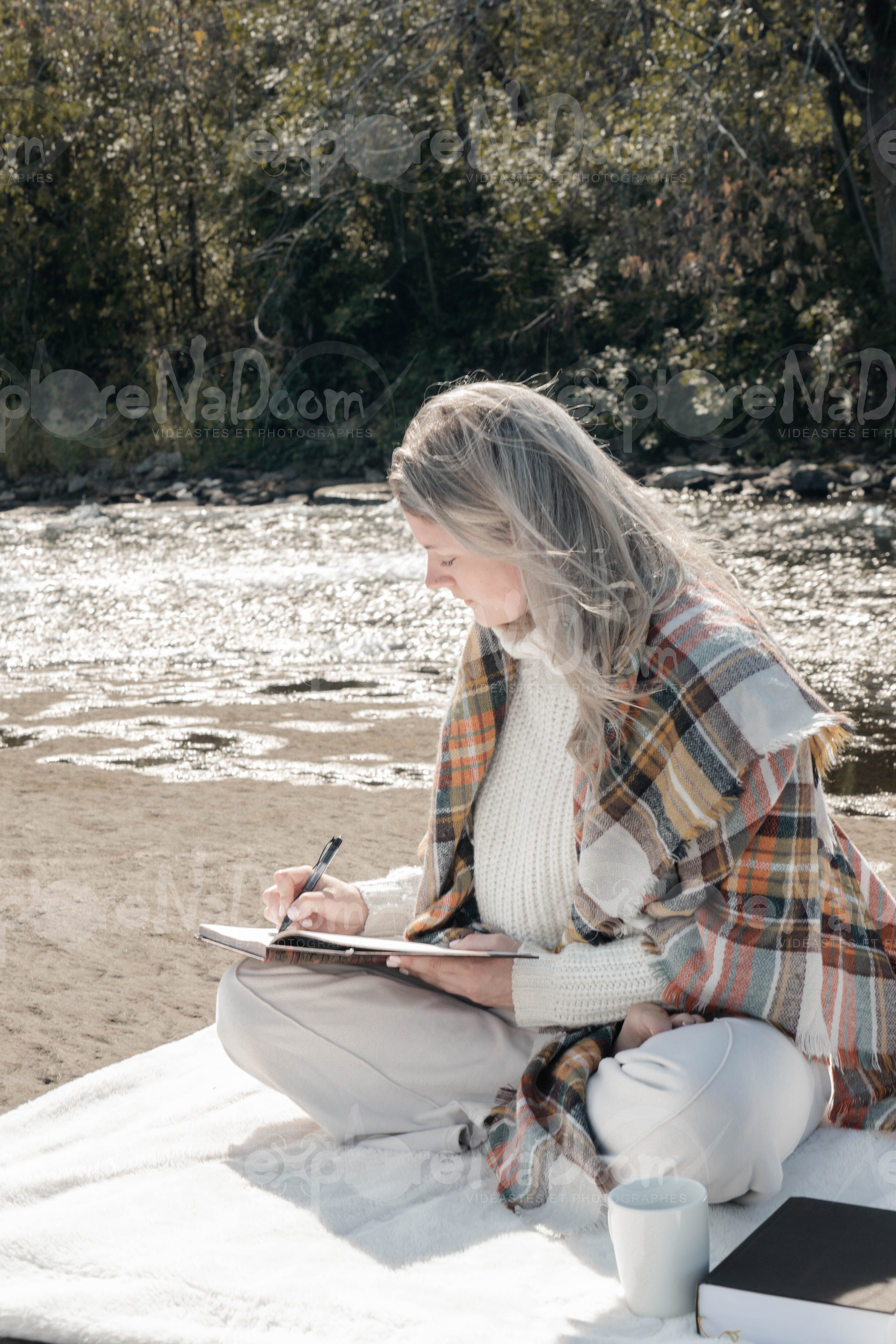 Femme qui dessine sur le bord d’une rivière – 3