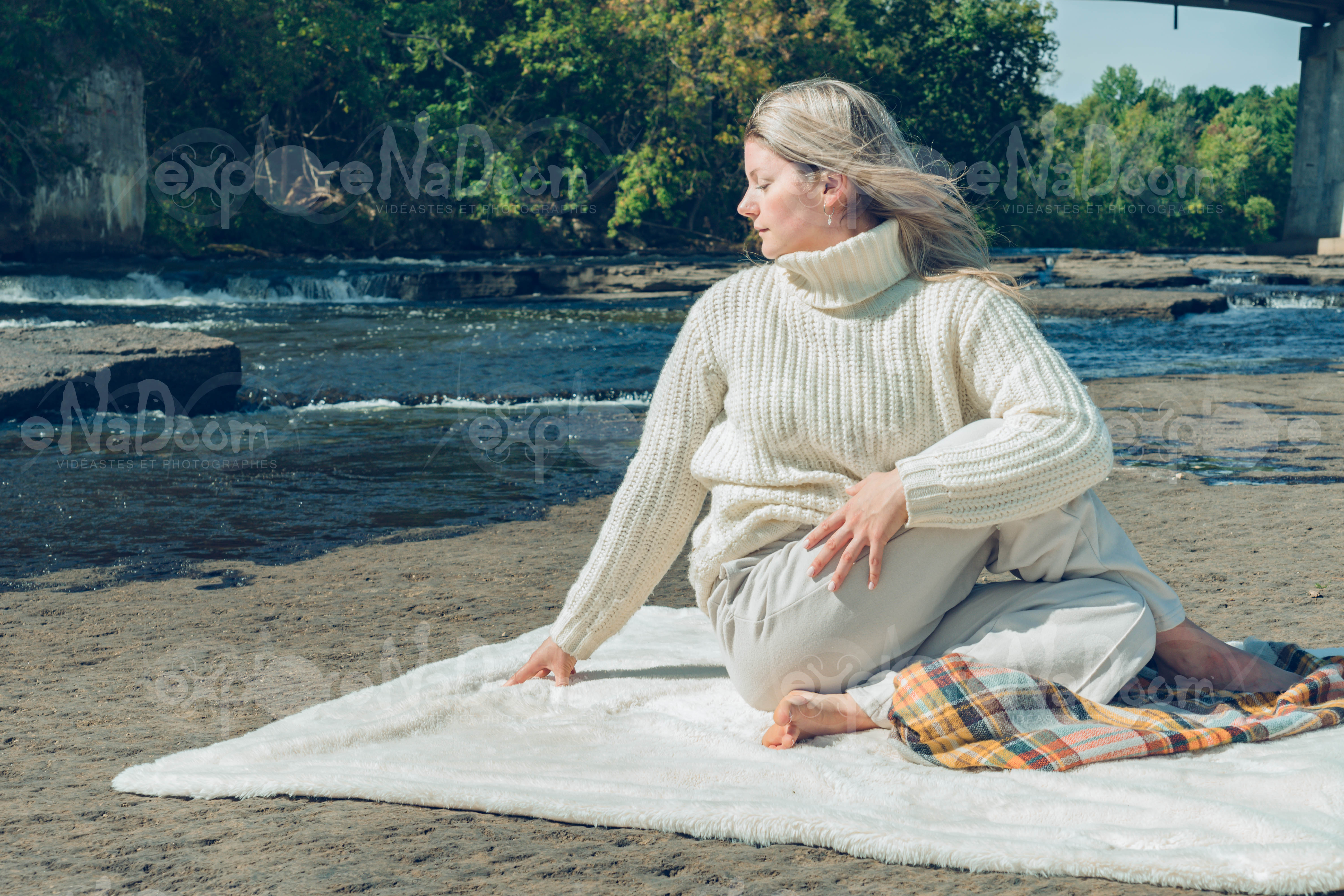 Femme qui relax sur le bord d’une rivière – 5