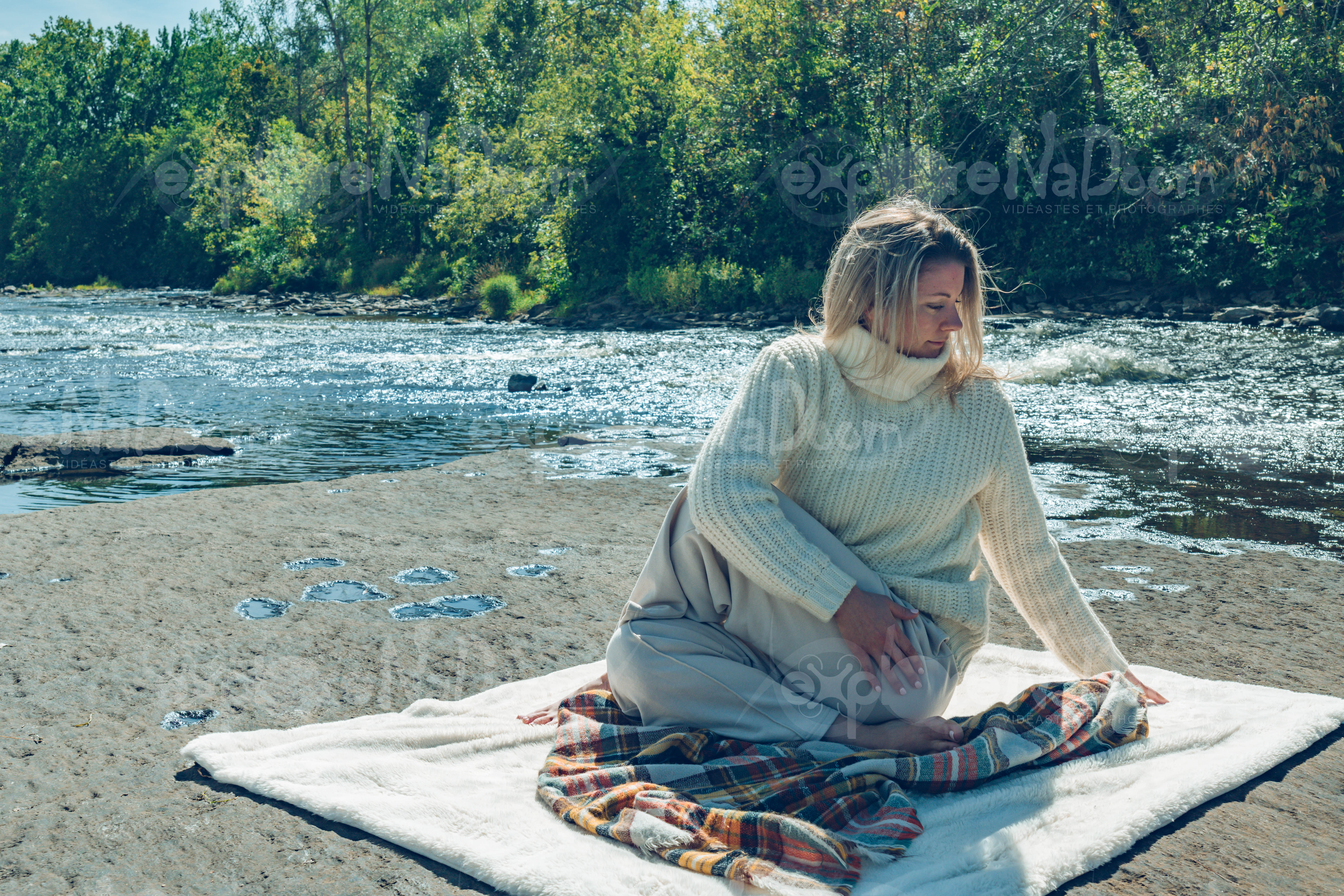 Femme qui relax sur le bord d’une rivière – 2