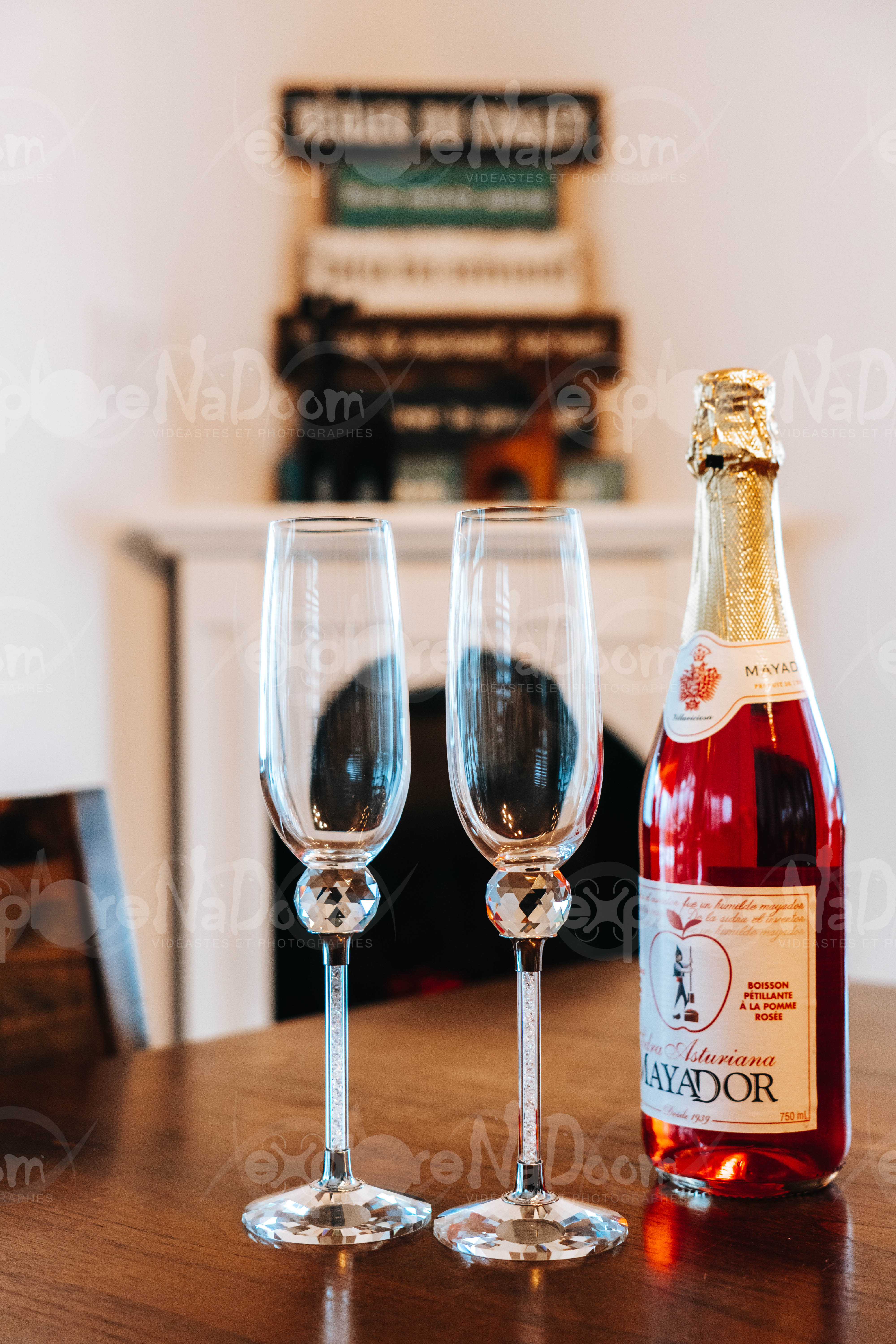 Verres de vin sur une table devant un foyer – 2
