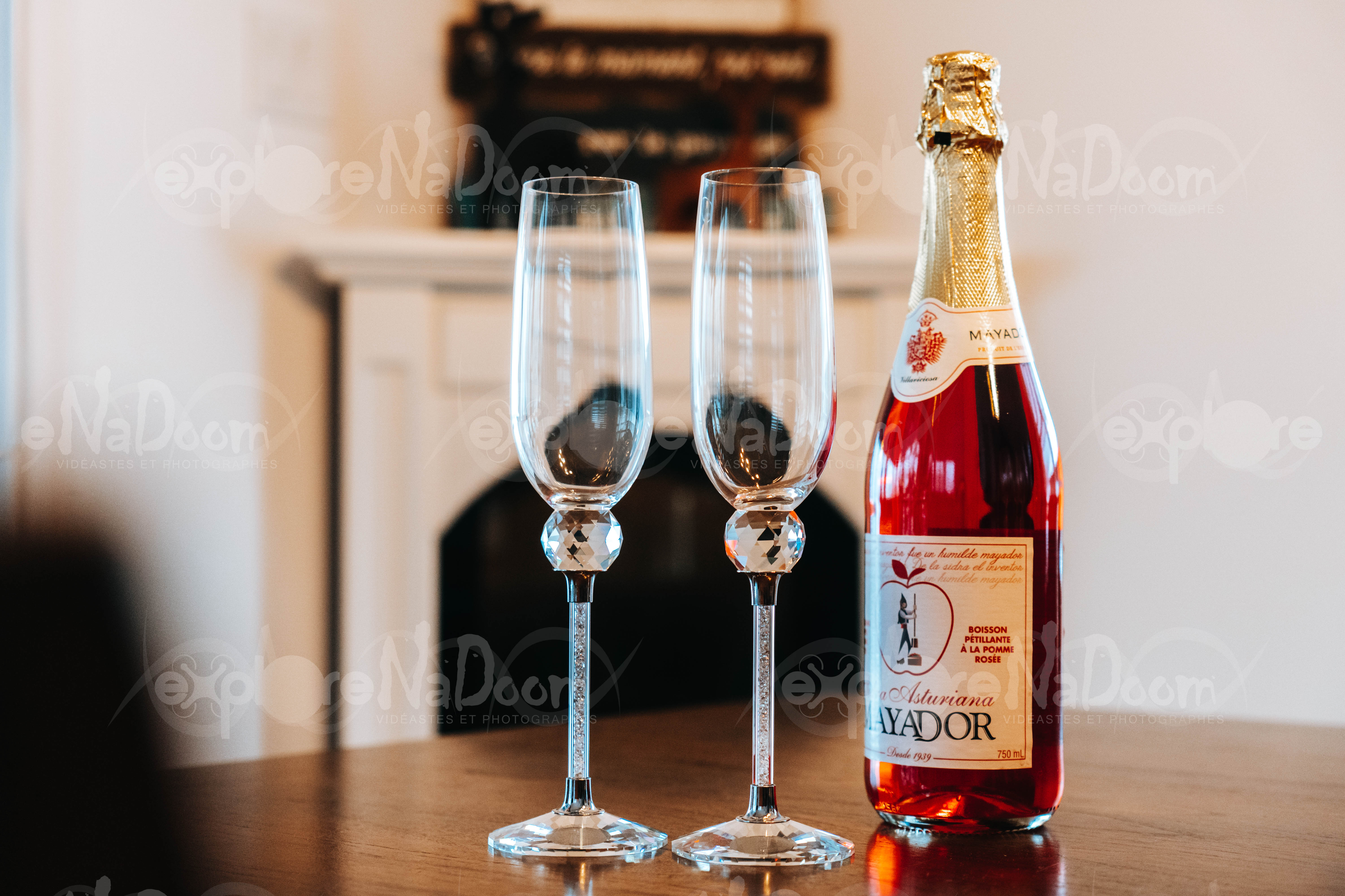 Verres de vin sur une table devant un foyer – 4