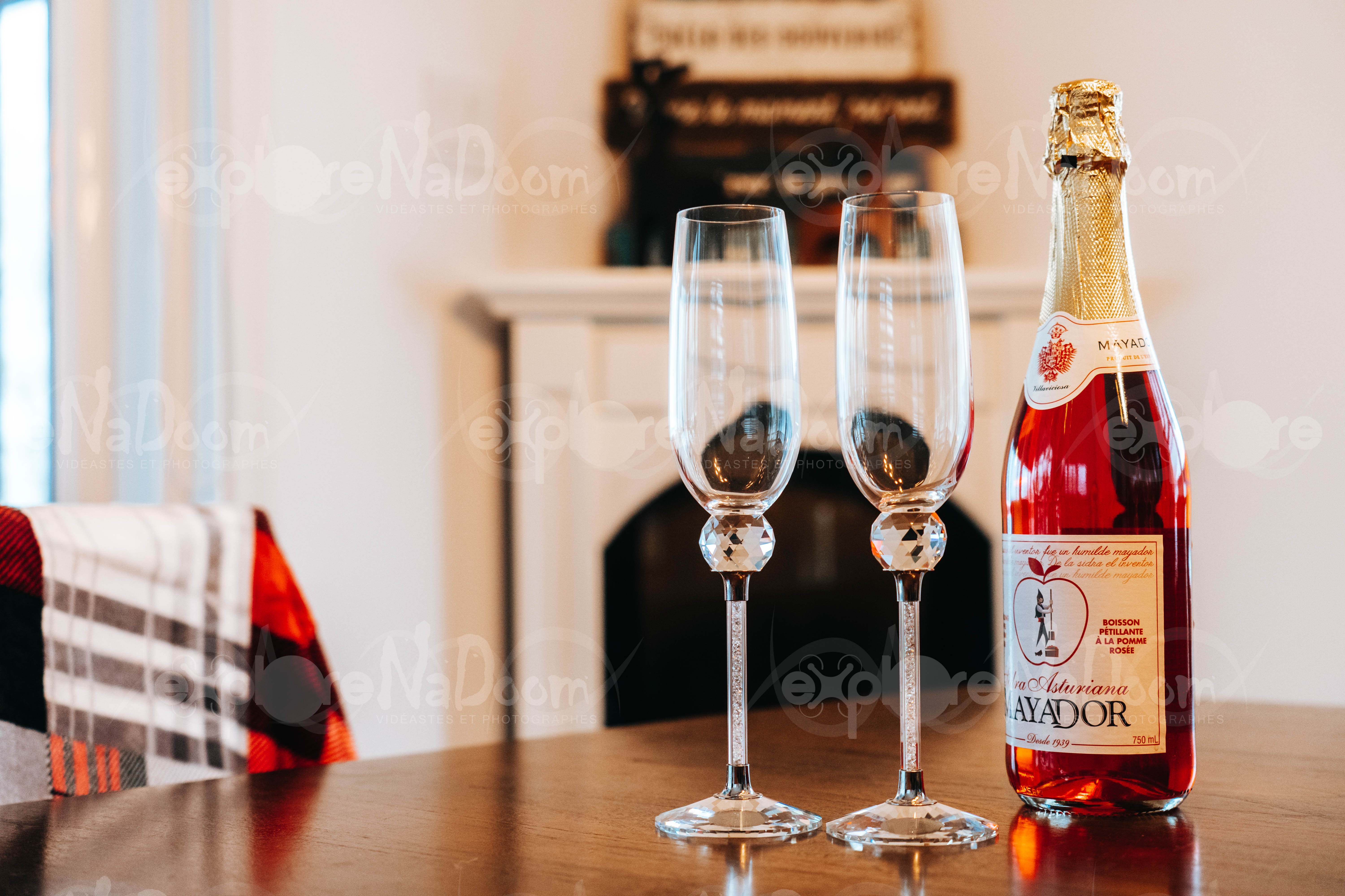 Verres de vin sur une table devant un foyer – 5