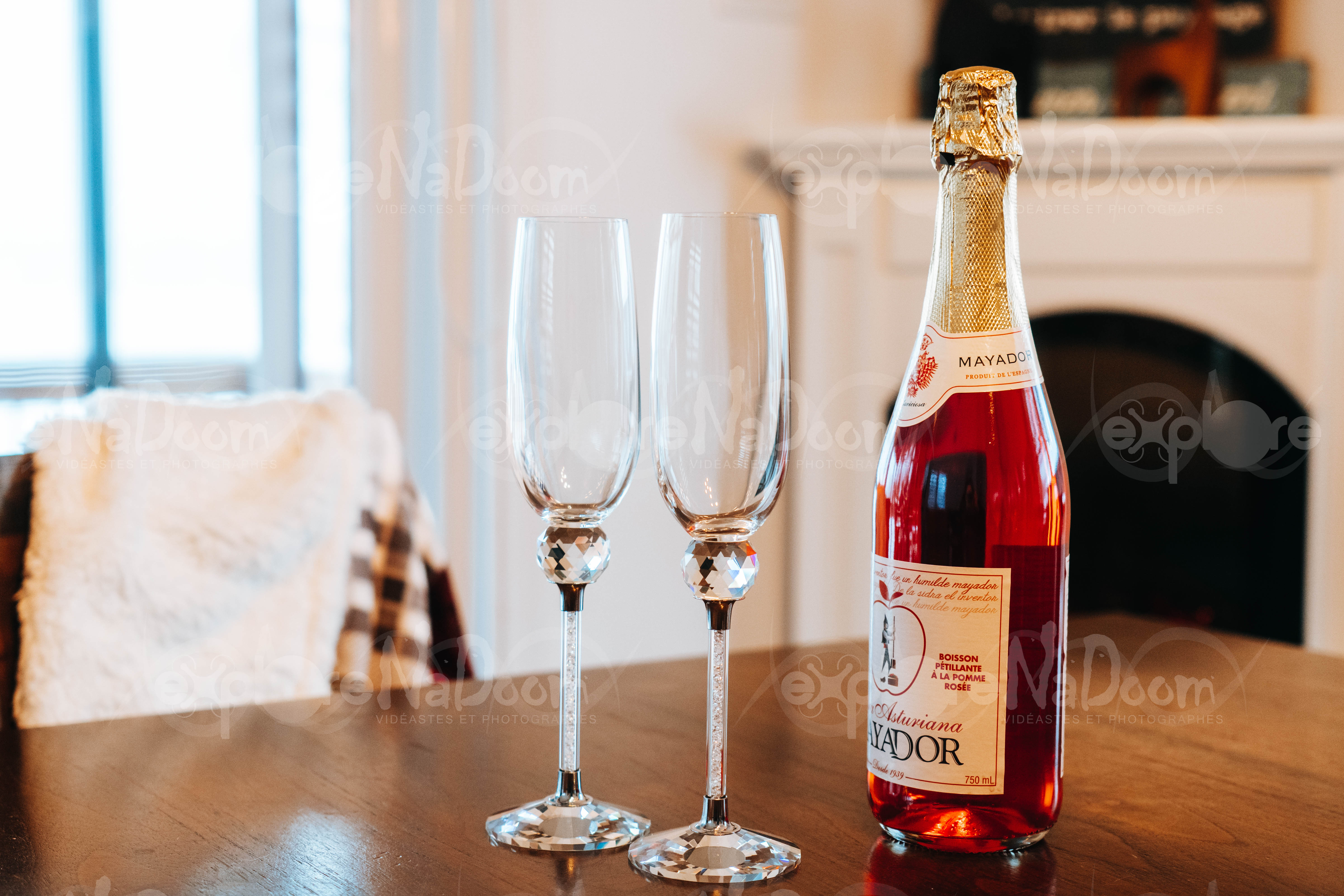 Verres de vin sur une table devant un foyer – 6