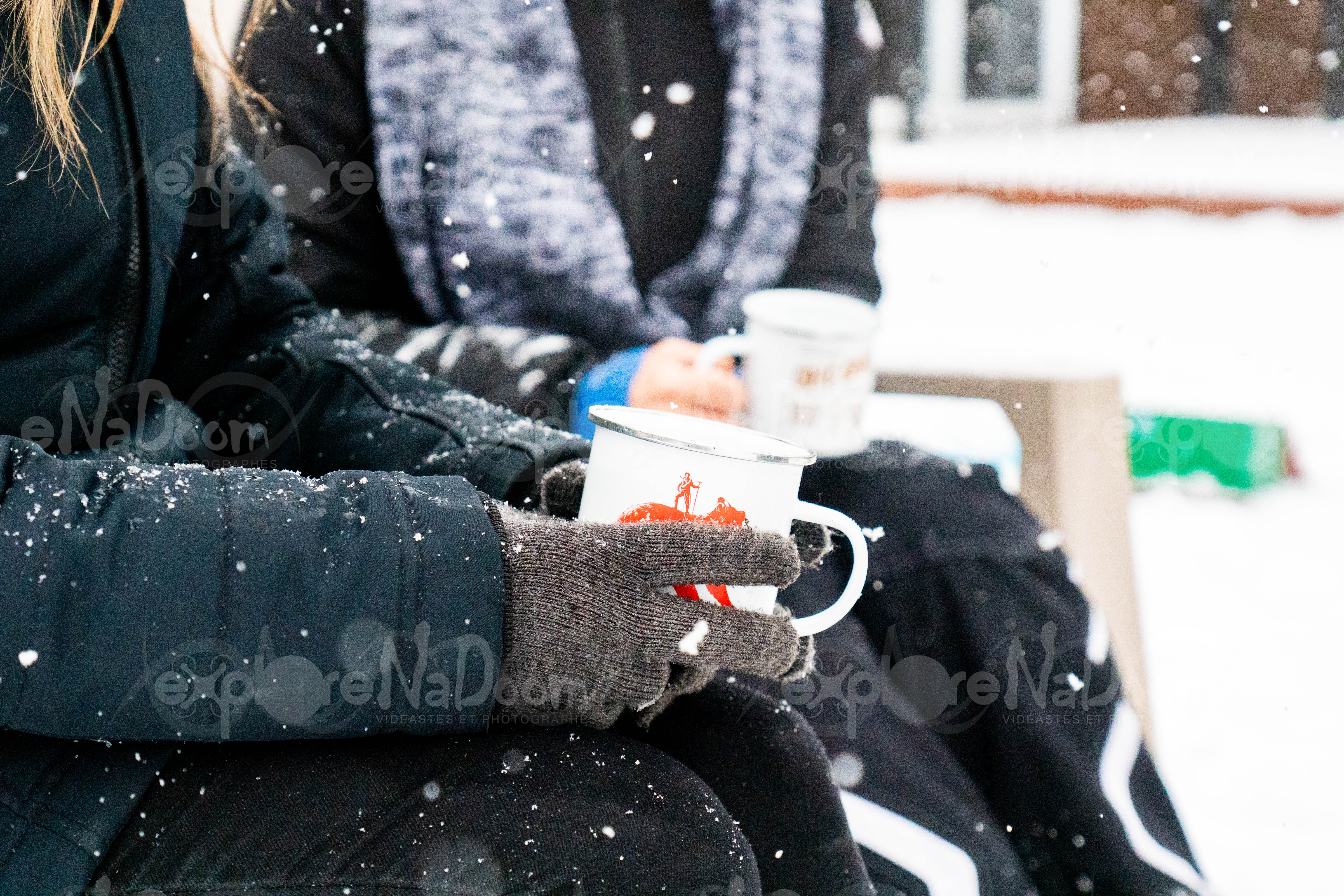 Deux personnes qui boivent du café en hiver – 1