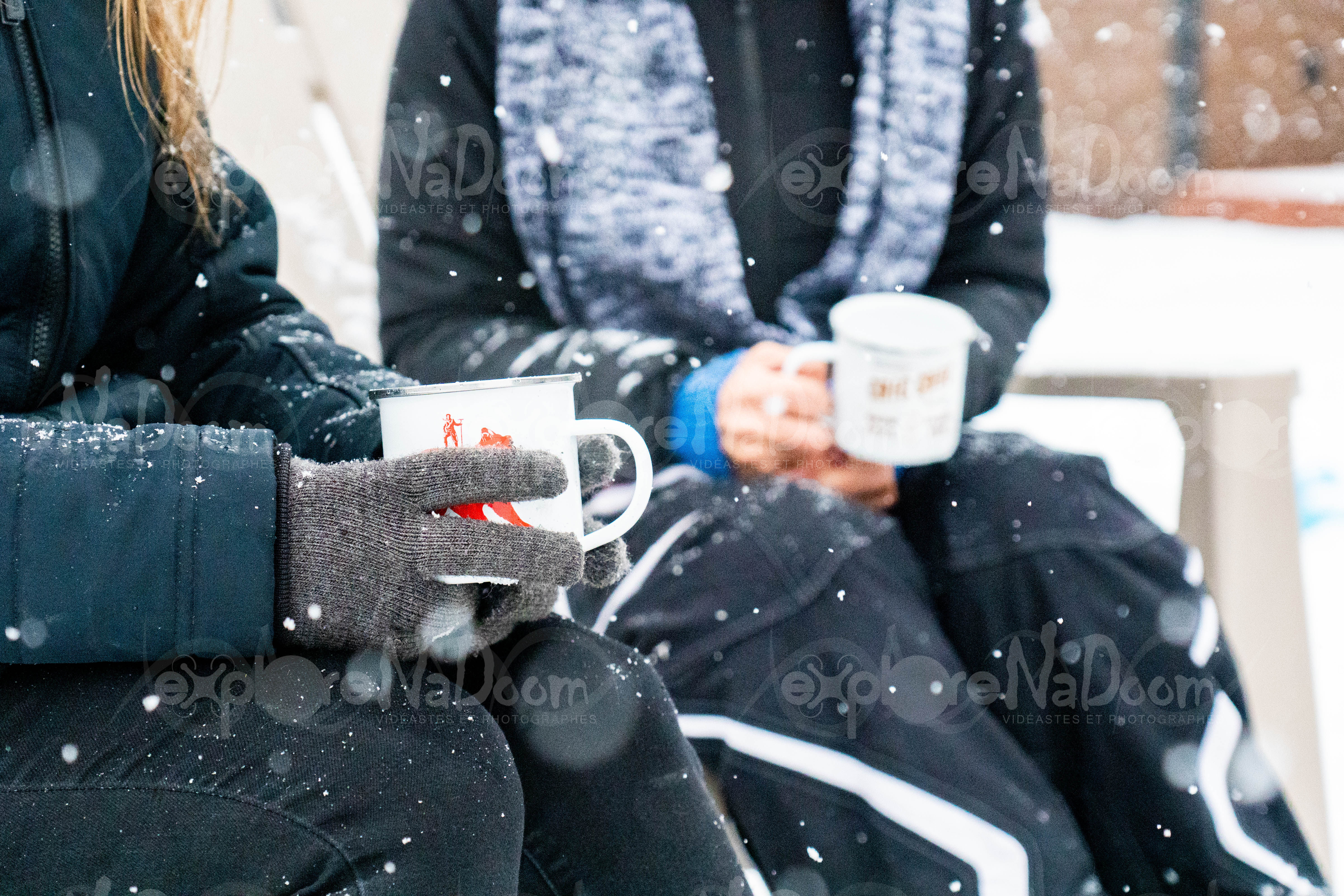 Deux personnes qui boivent du café en hiver – 2