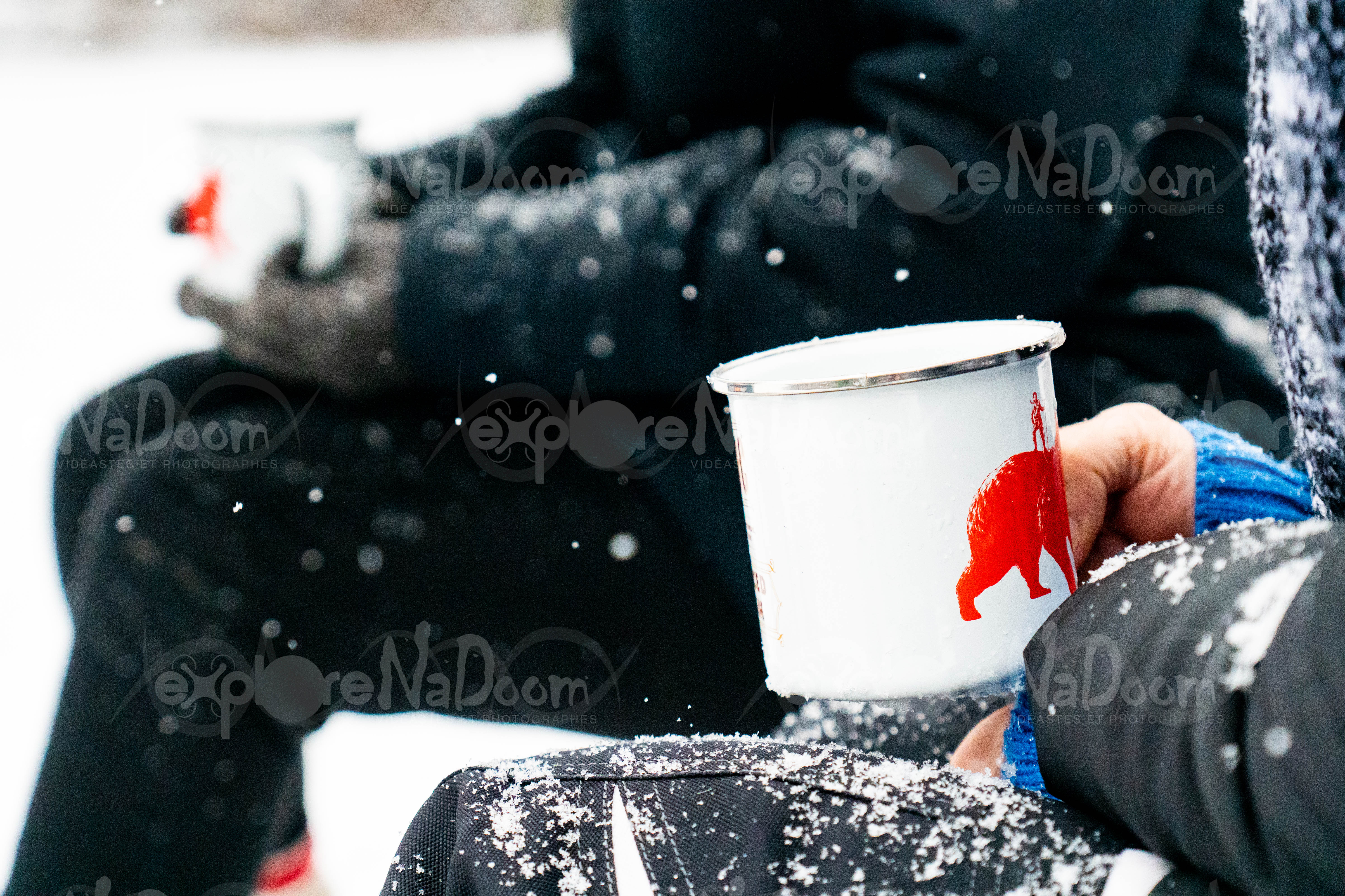 Deux personnes qui boivent du café en hiver – 3