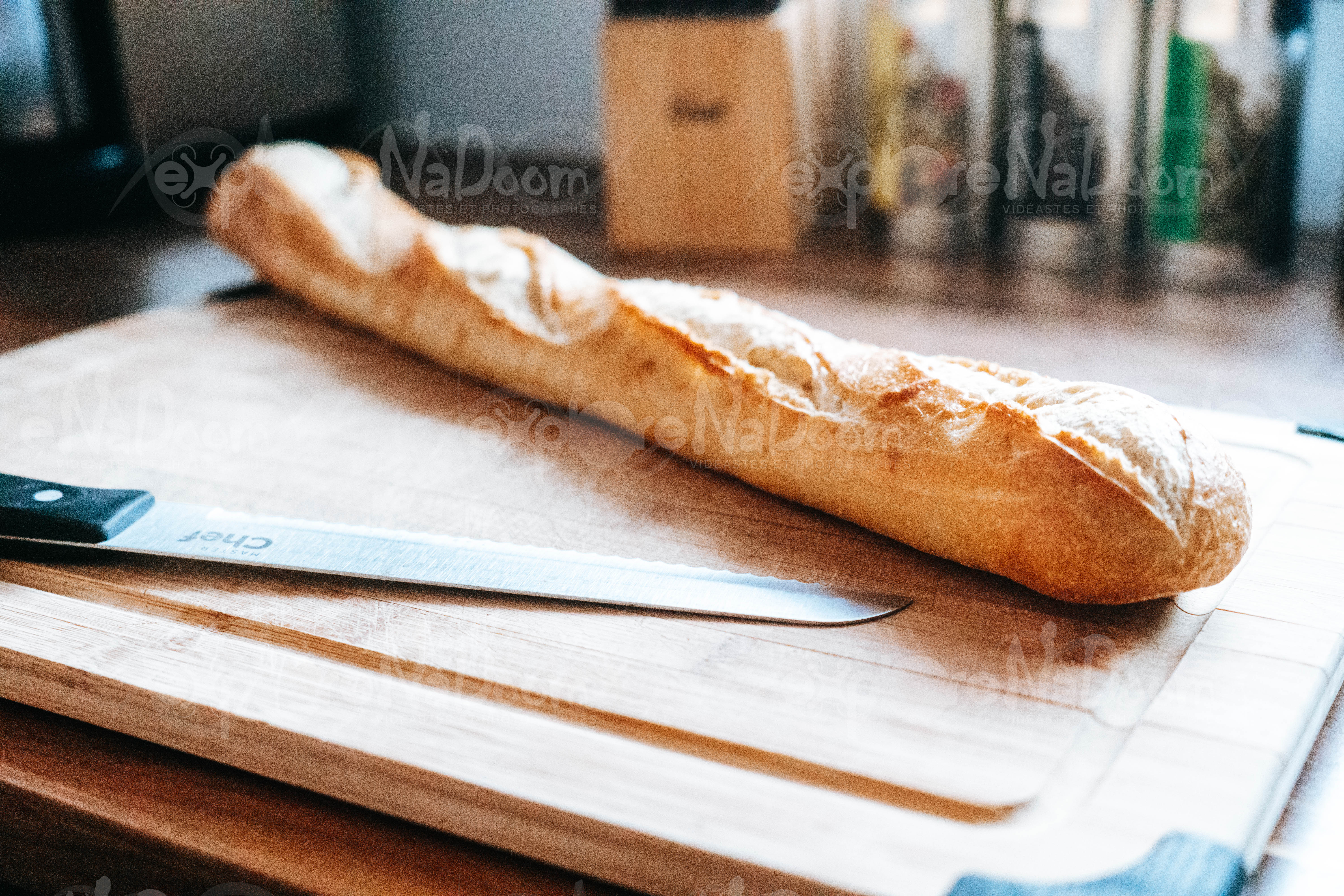 Baguette sur une planche à pain – 3