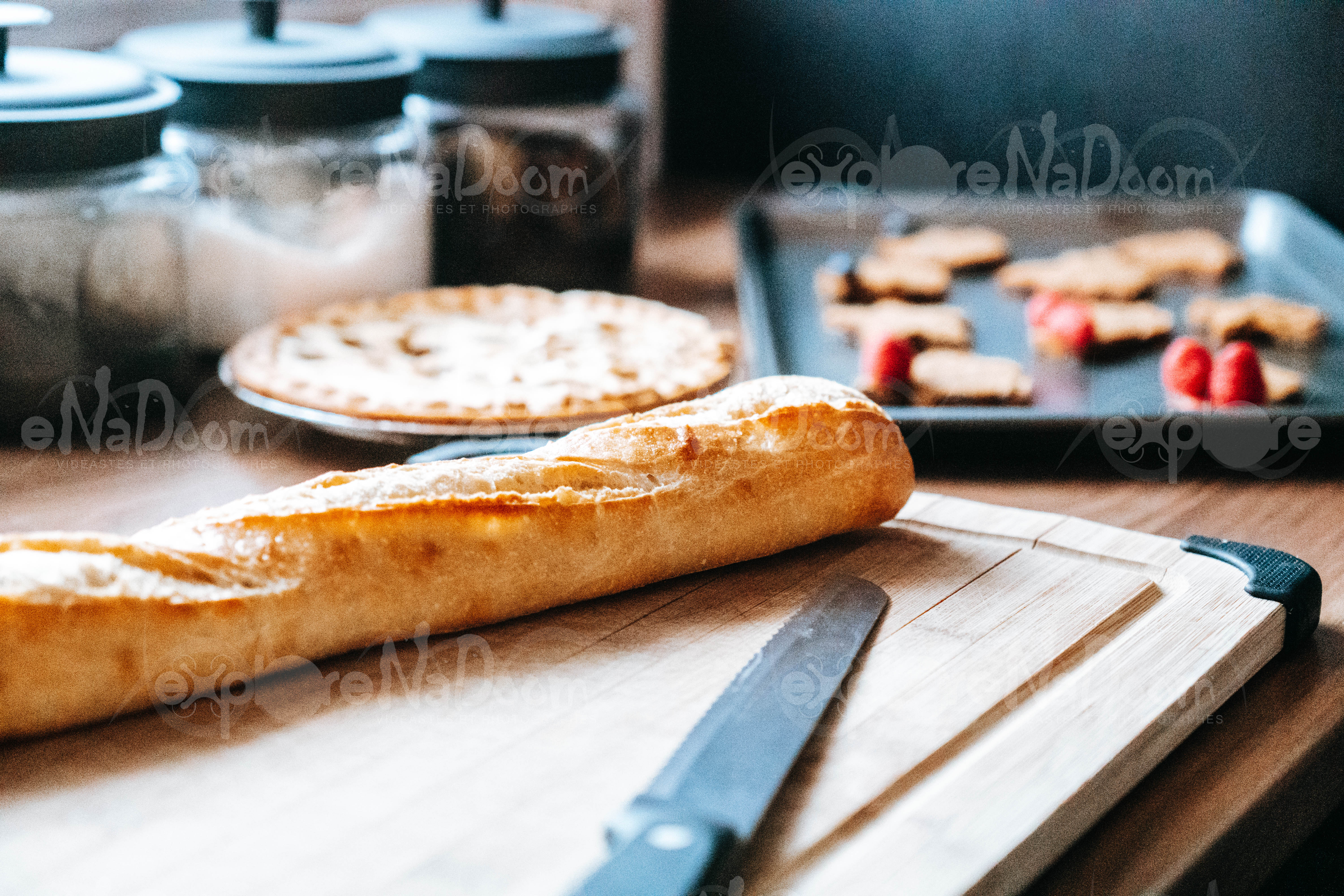 Baguette sur une planche à pain – 4