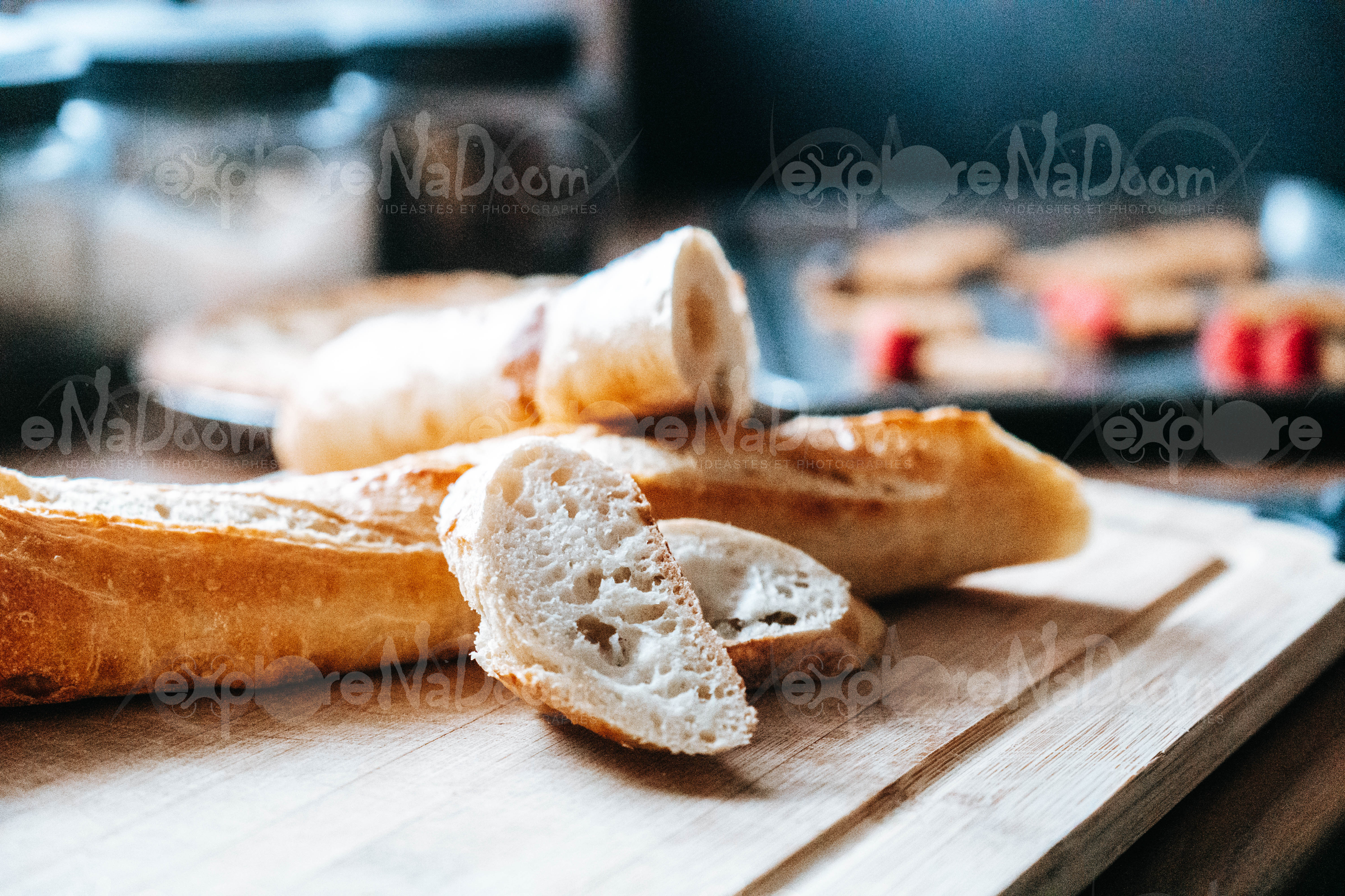 Baguette sur une planche à pain – 5