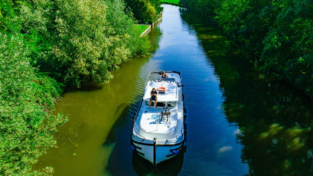 bateau sur un canal