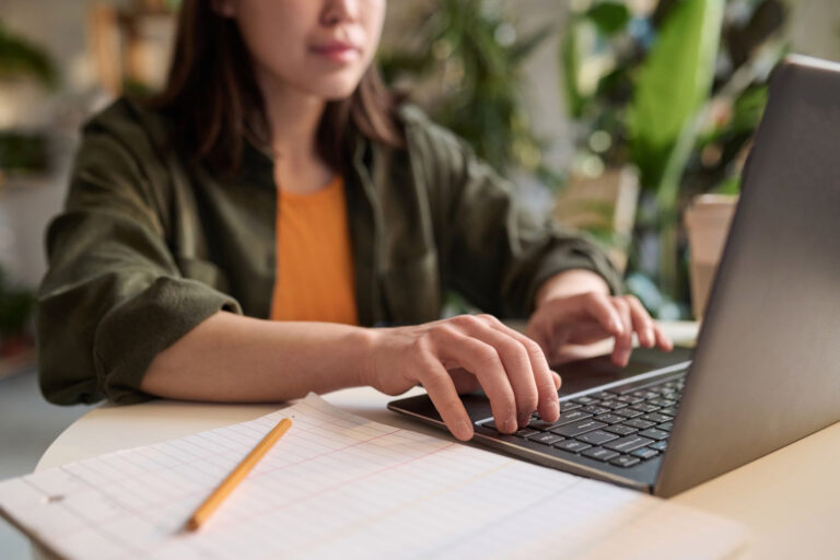 Pourquoi publier sur les réseaux sociaux ne suffit plus (et quoi faire à la place)
